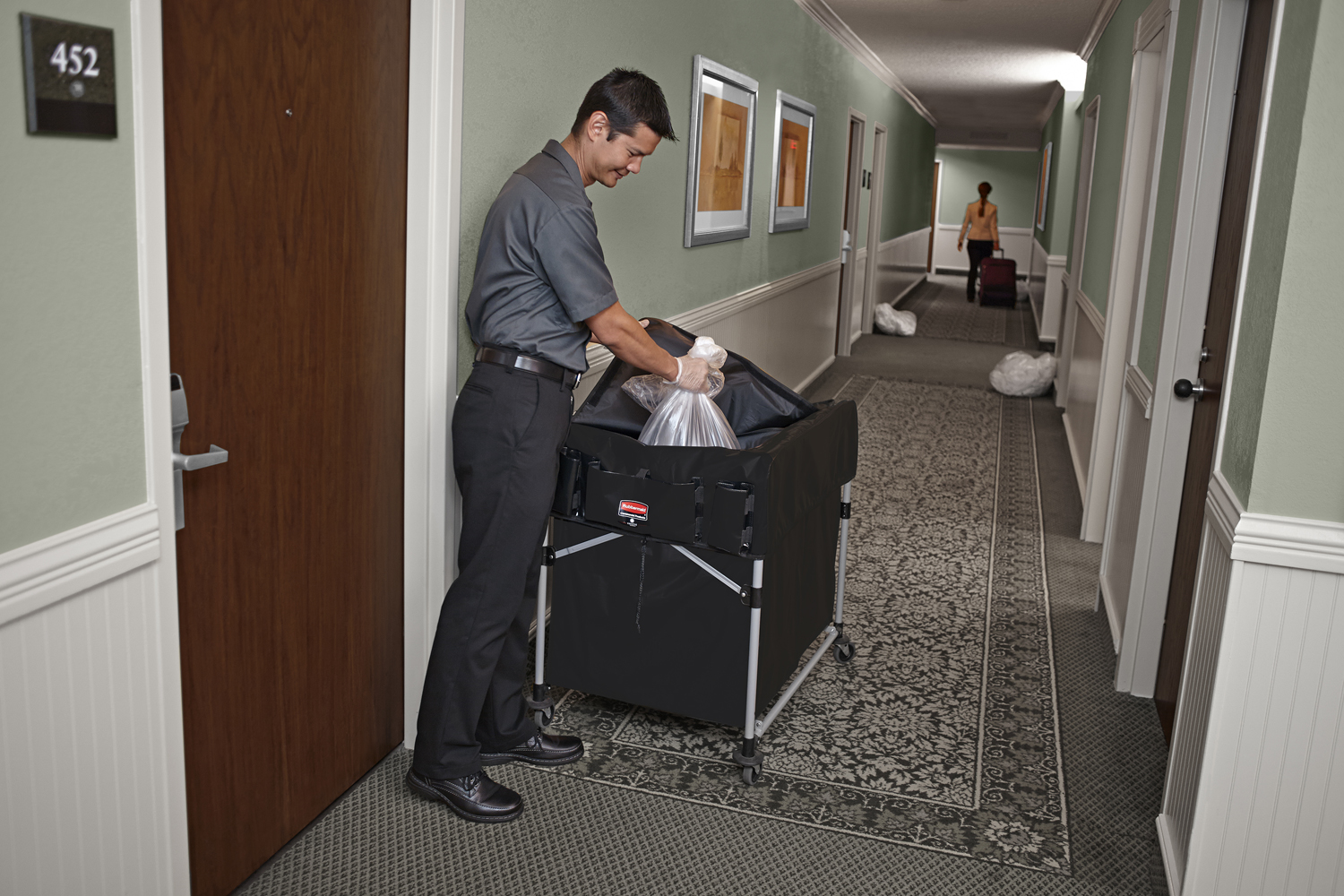 Die Abdeckung des zusammenklappbaren X-Cart-Wagens von Rubbermaid Commercial verfügt über mehrere Staufächer, um häufig verwendete Werkzeuge und Reinigungsmittel in Reichweite zu halten.