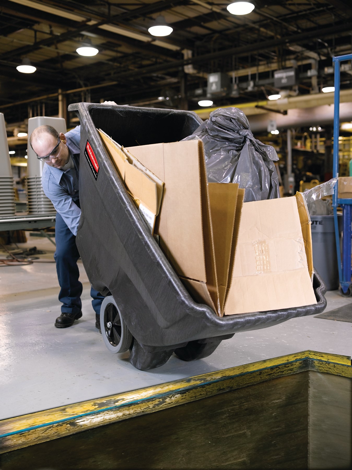 Rubbermaid Commercial Tilt Truck，Structural Foam，提供工業級強度結構，可運送重達 2,100 磅的重物。