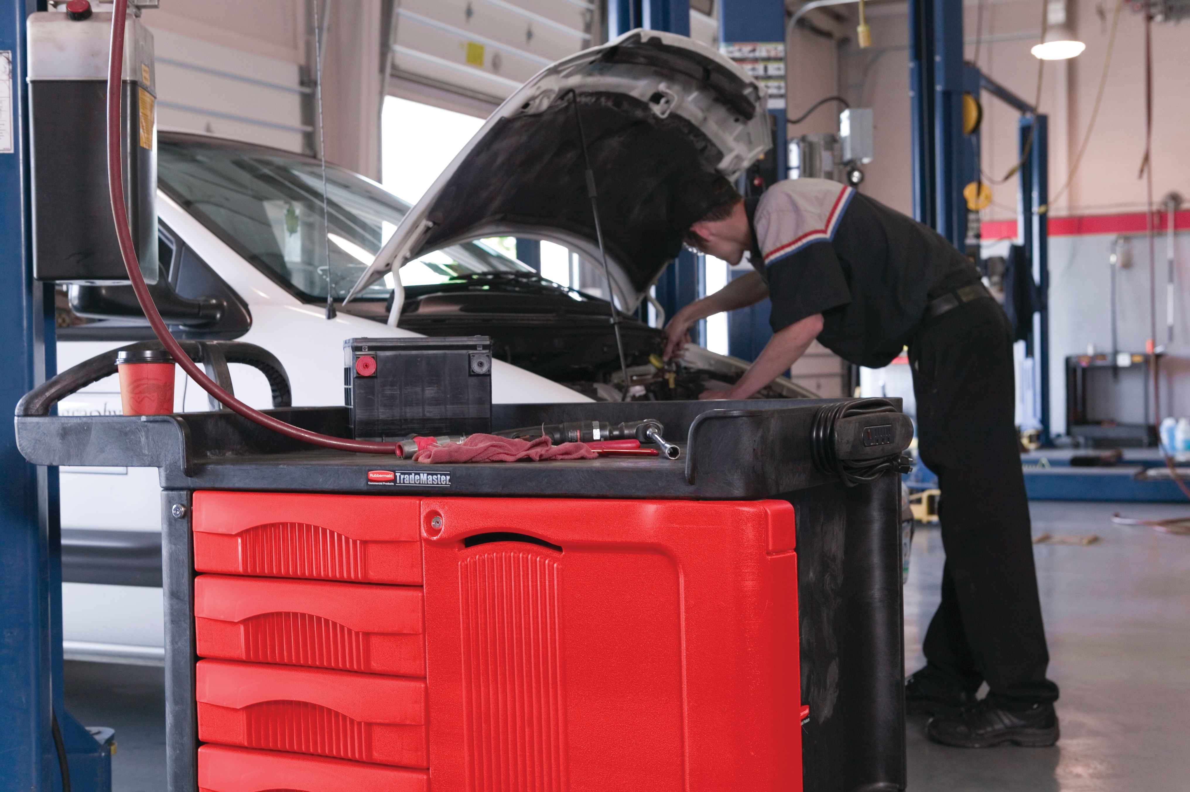 The Rubbermaid Commercial TradeMaster 4-Drawer Cabinet Utility Cart creates a rolling work center capable of transporting up to 750 lbs. on two 5" non-marking casters and two 5" locking swivel casters.