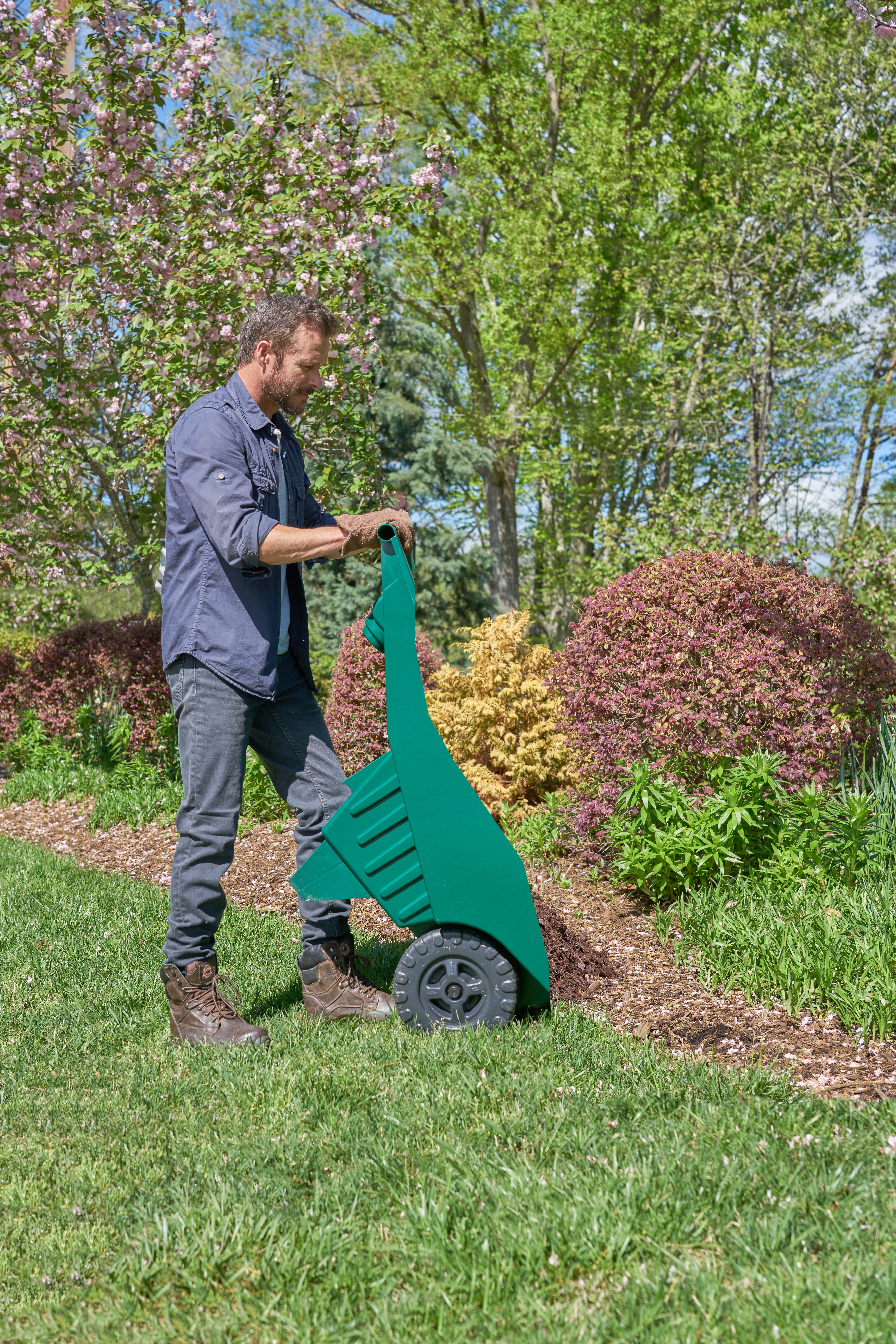 The Rubbermaid Commercial Products Roughneck Lawn Cart is an easy-to-lift and dump wheelbarrow with ergonomically placed handles for added comfort.