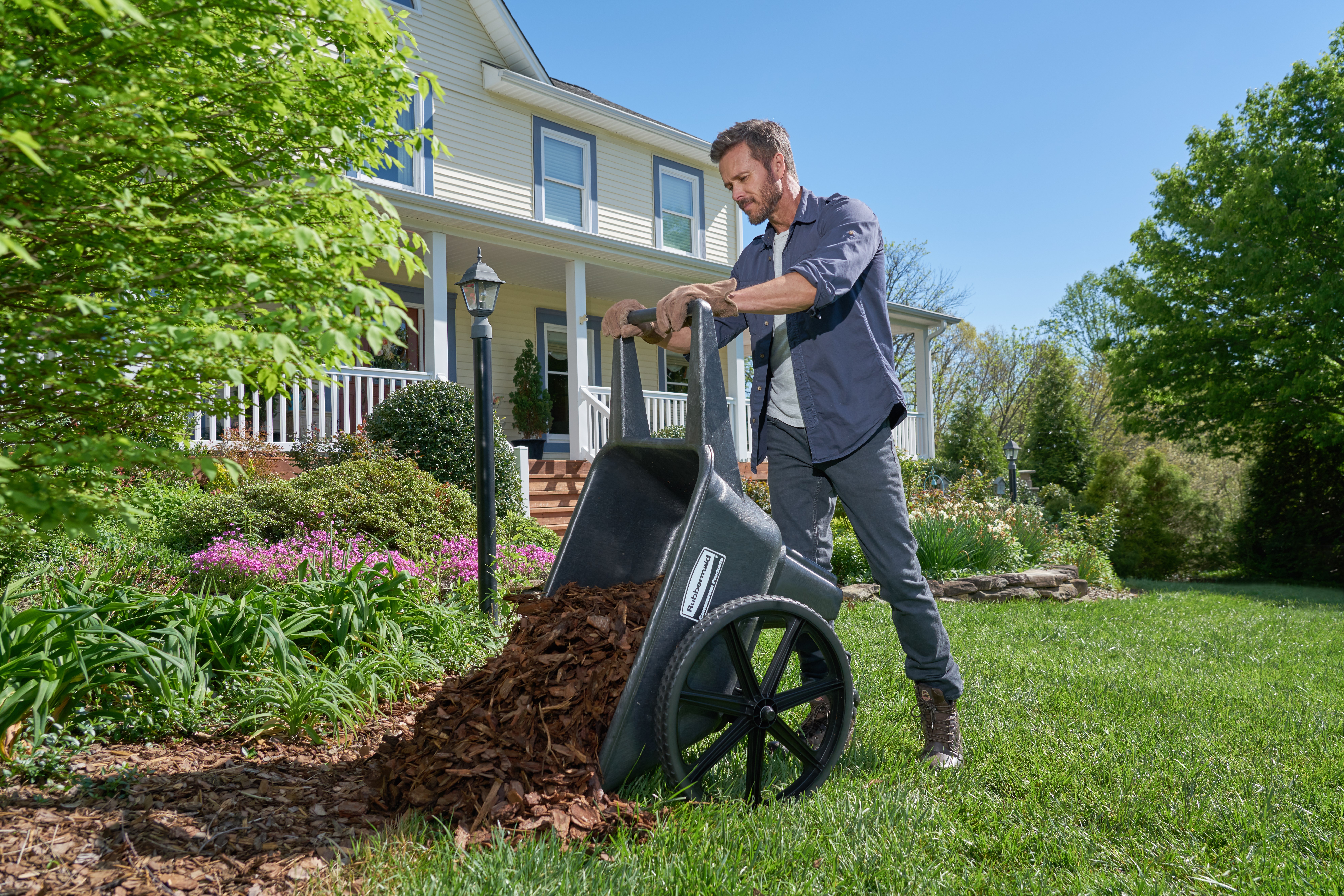 The 4 cu ft. Big Wheel Cart is an outdoor material handling solution with a 200 lb. capacity. This professional grade wheel barrow is designed for heavy-duty, long-lasting use.