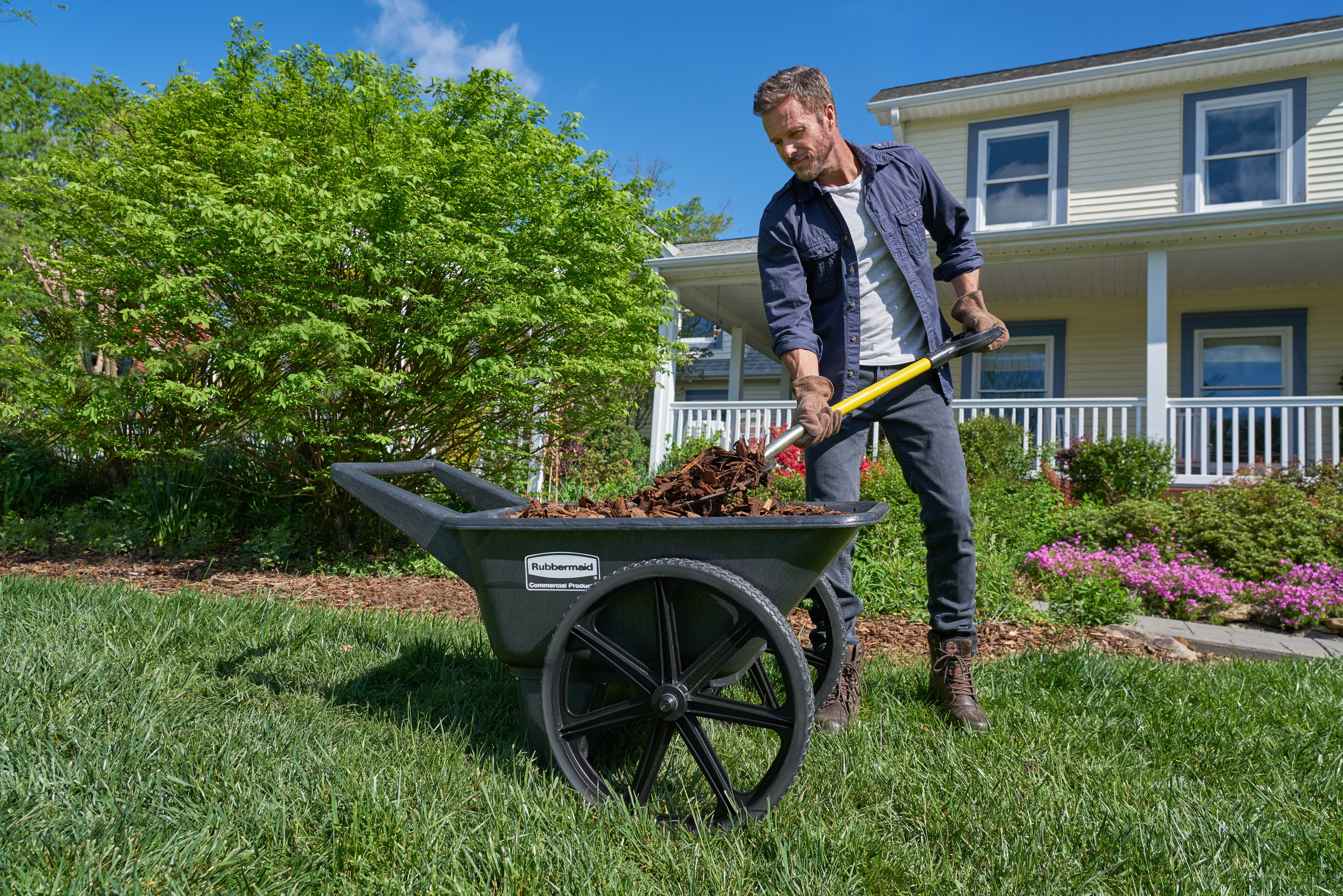 The 4 cu ft. Big Wheel Cart is an outdoor material handling solution with a 200 lb. capacity. This professional grade wheel barrow is designed for heavy-duty, long-lasting use.