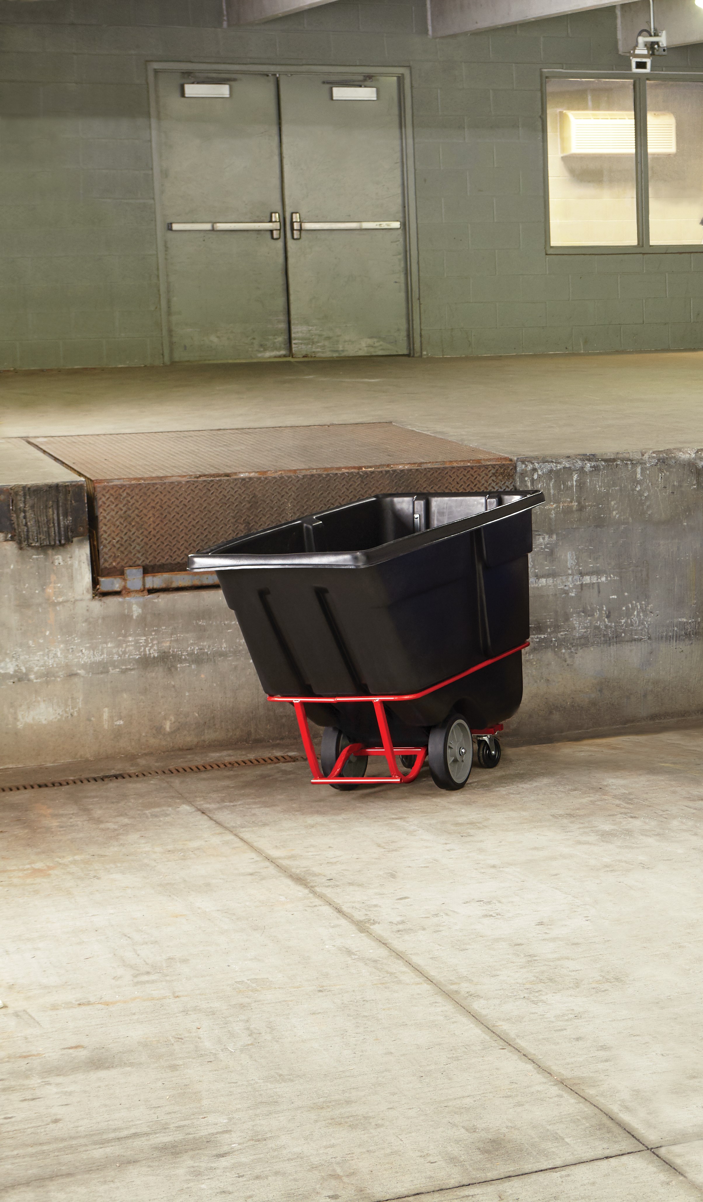 The BRUTE Standard Duty Tilt Truck has industrial strength construction and can transport heavy loads up to 850 lbs. with ease.