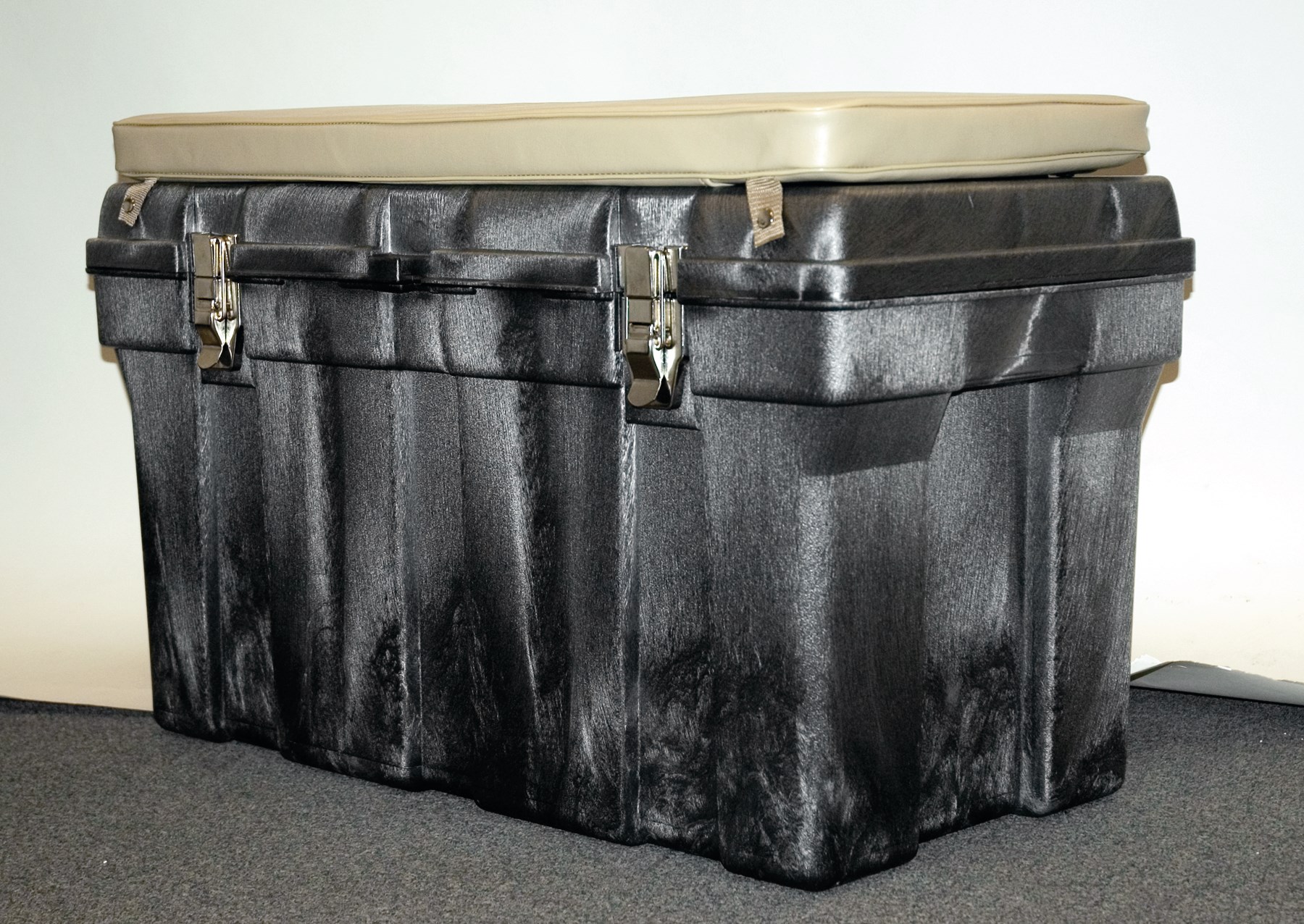 The Rubbermaid Commercial Tack Box gives you an all-purpose storage container to keep your items safe on the work site, in the stable and on the water.