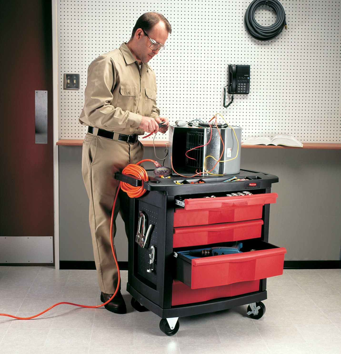 5서랍 모바일 워크 센터는 도구 수납이 용이한 종합 모바일 워크벤치입니다.