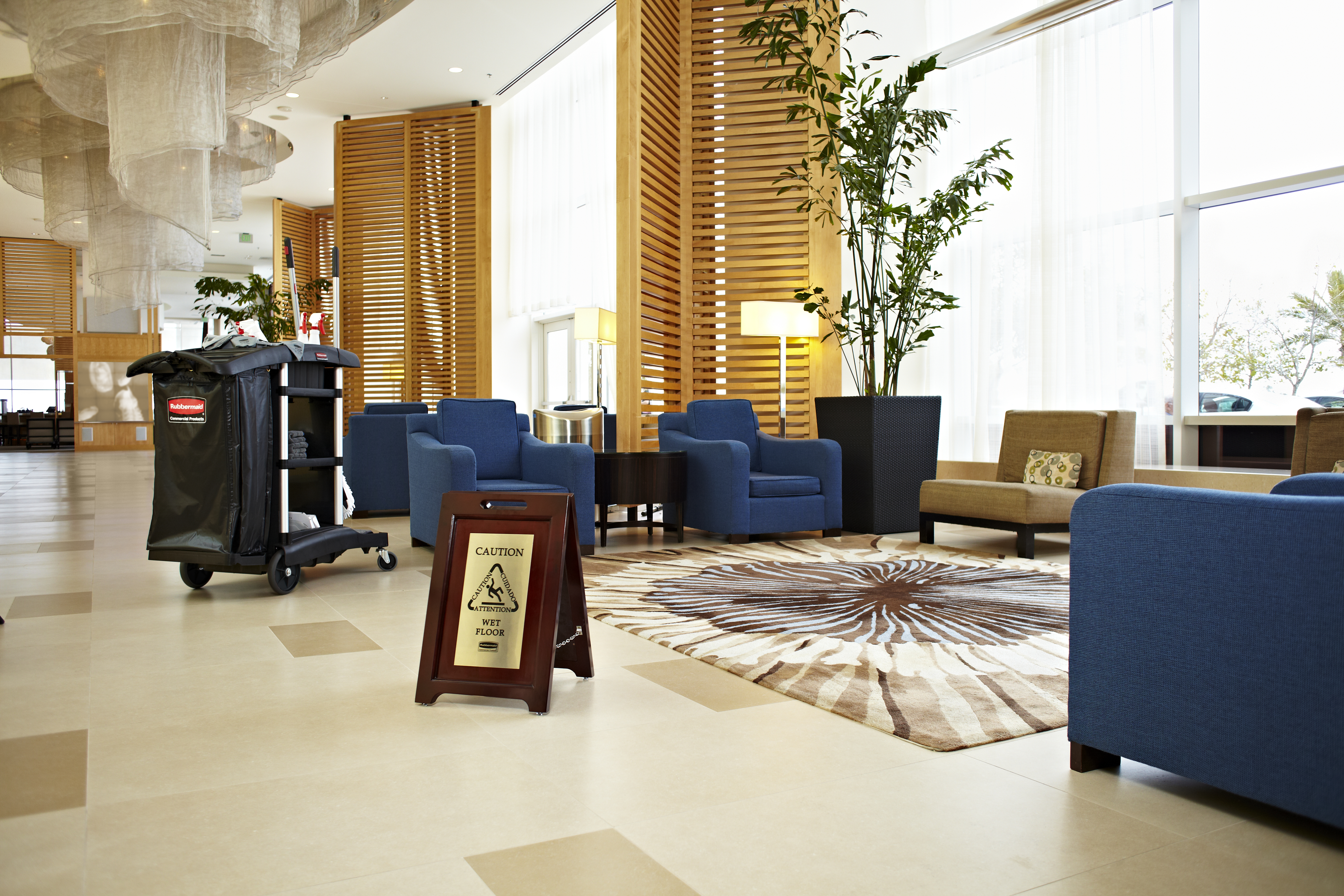 Das elegante 2-seitige „Caution“-Warnschild (Vorsicht!) aus dunklem Hartholz gewährleistet eine effektive mehrsprachige Sicherheitskommunikation, die das Erscheinungsbild eines Gebäudes nicht stört.