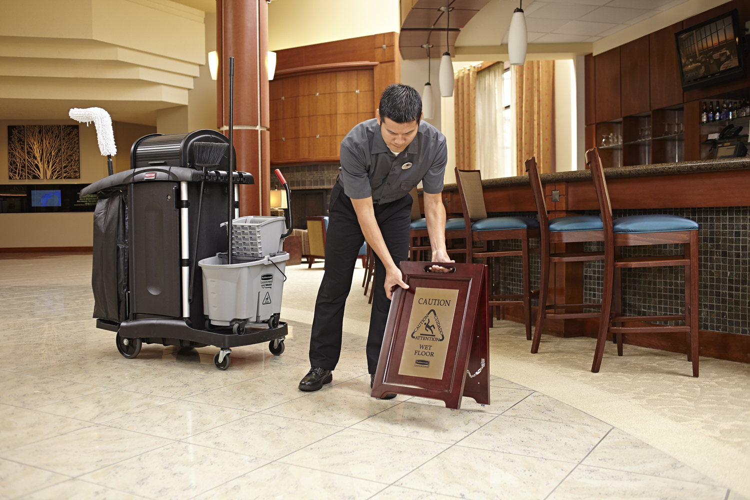 Das elegante 2-seitige „Caution“-Warnschild (Vorsicht!) aus dunklem Hartholz gewährleistet eine effektive mehrsprachige Sicherheitskommunikation, die das Erscheinungsbild eines Gebäudes nicht stört.