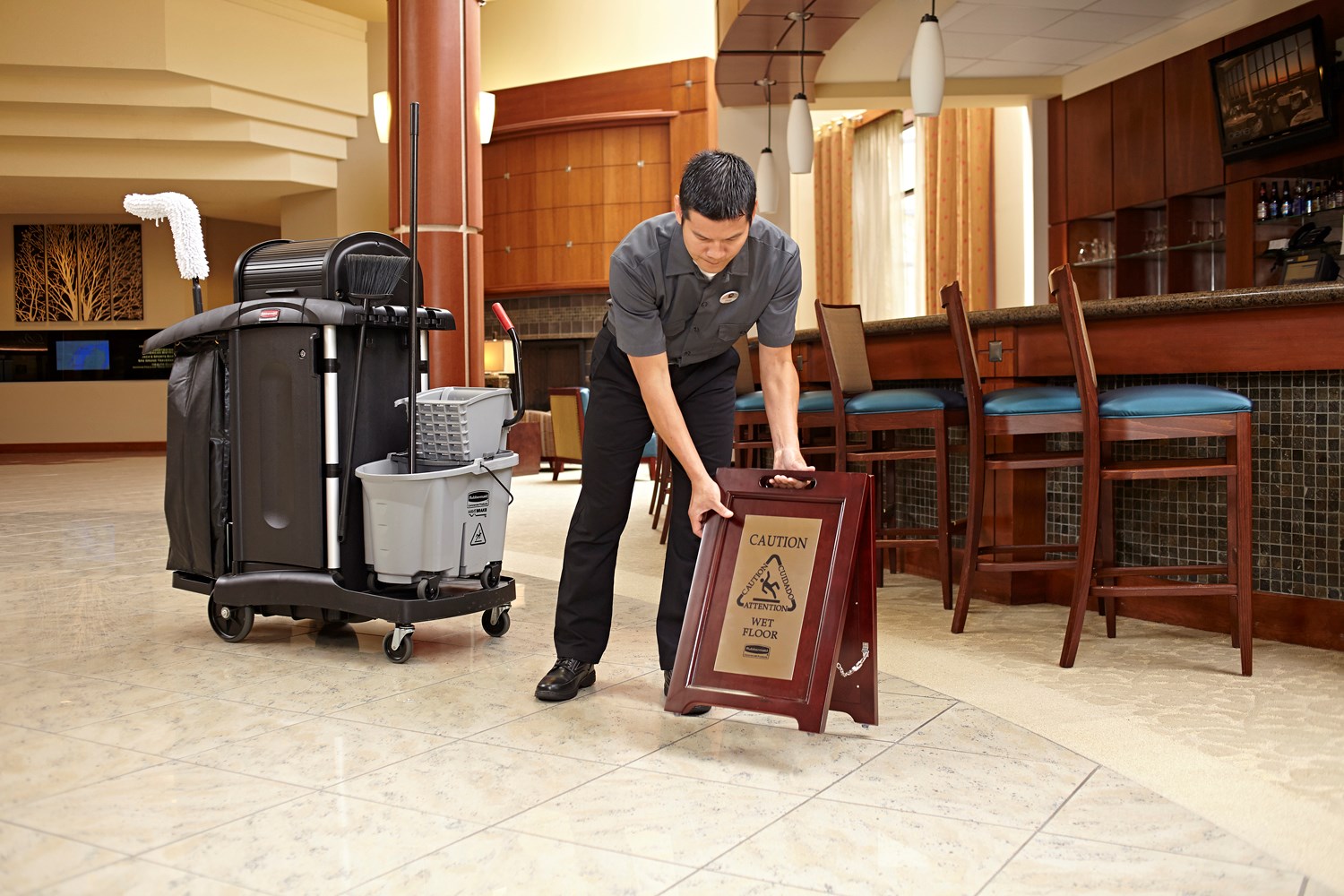 ป้าย "ระวัง" ไม้เนื้อแข็งสีเข้มหรูหรา เป็นแบบ 2 ด้าน เพื่อการสื่อสารด้านความปลอดภัยหลายภาษาอย่างมีประสิทธิภาพและไม่รบกวนภาพลักษณ์ของอาคาร