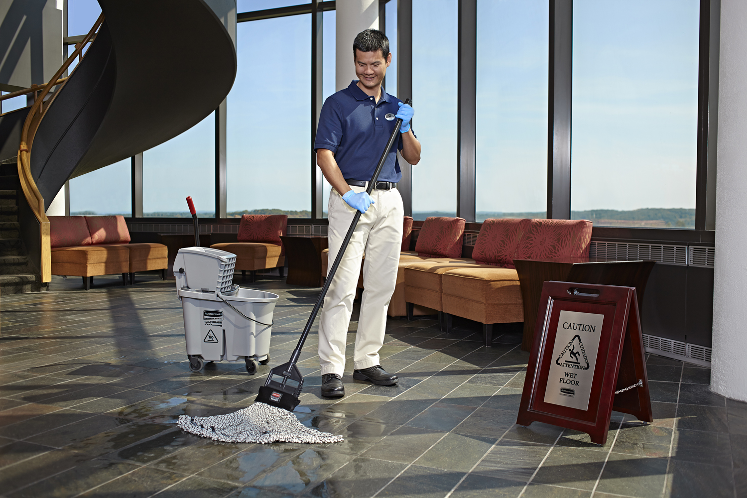 Das elegante 2-seitige „Caution“-Warnschild (Vorsicht!) aus dunklem Hartholz gewährleistet eine effektive mehrsprachige Sicherheitskommunikation, die das Erscheinungsbild eines Gebäudes nicht stört.