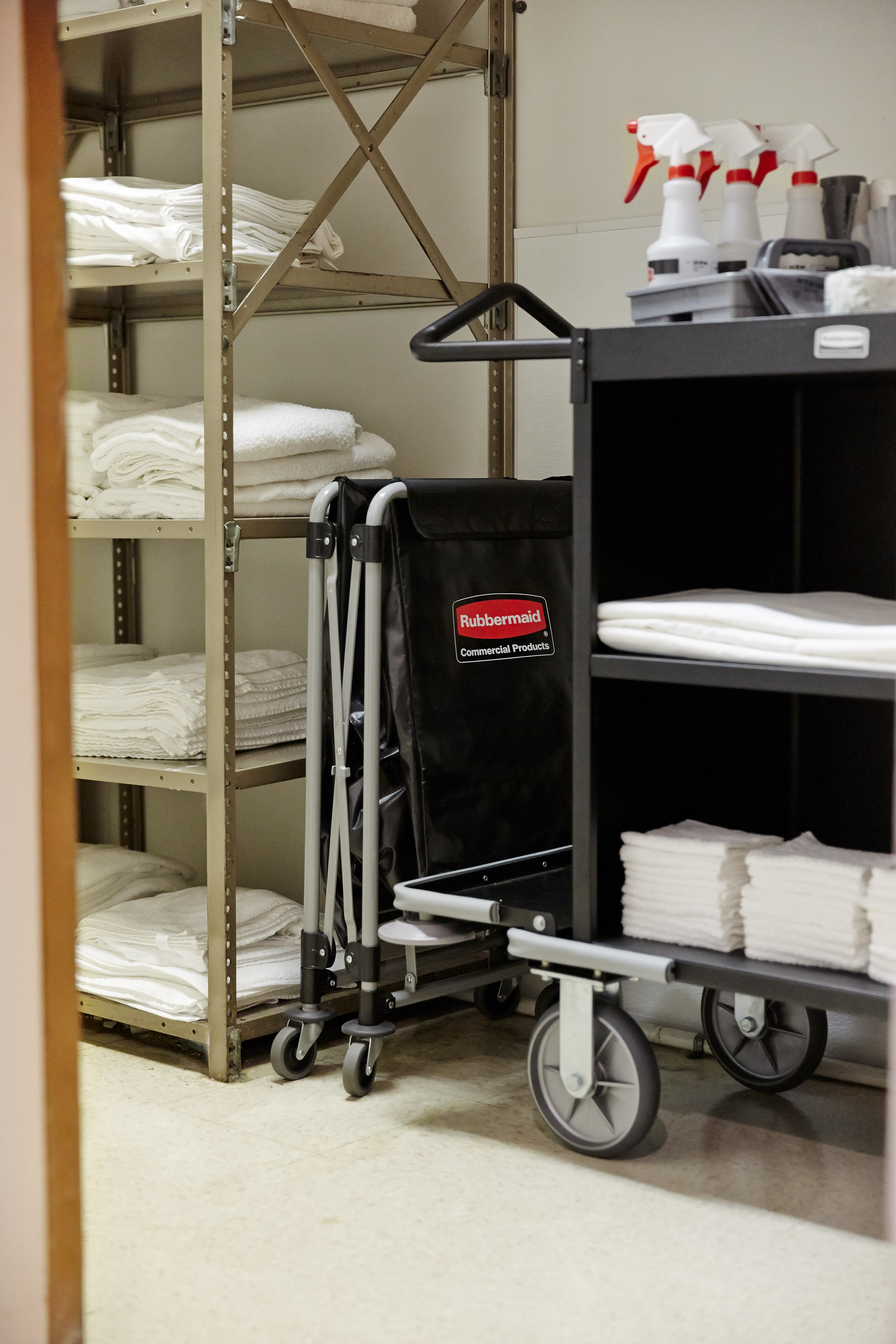 Rubbermaid Commercial 1881749 Executive 系列折疊式 X-Cart 籃，4 蒲式耳，220 磅承重，黑色。