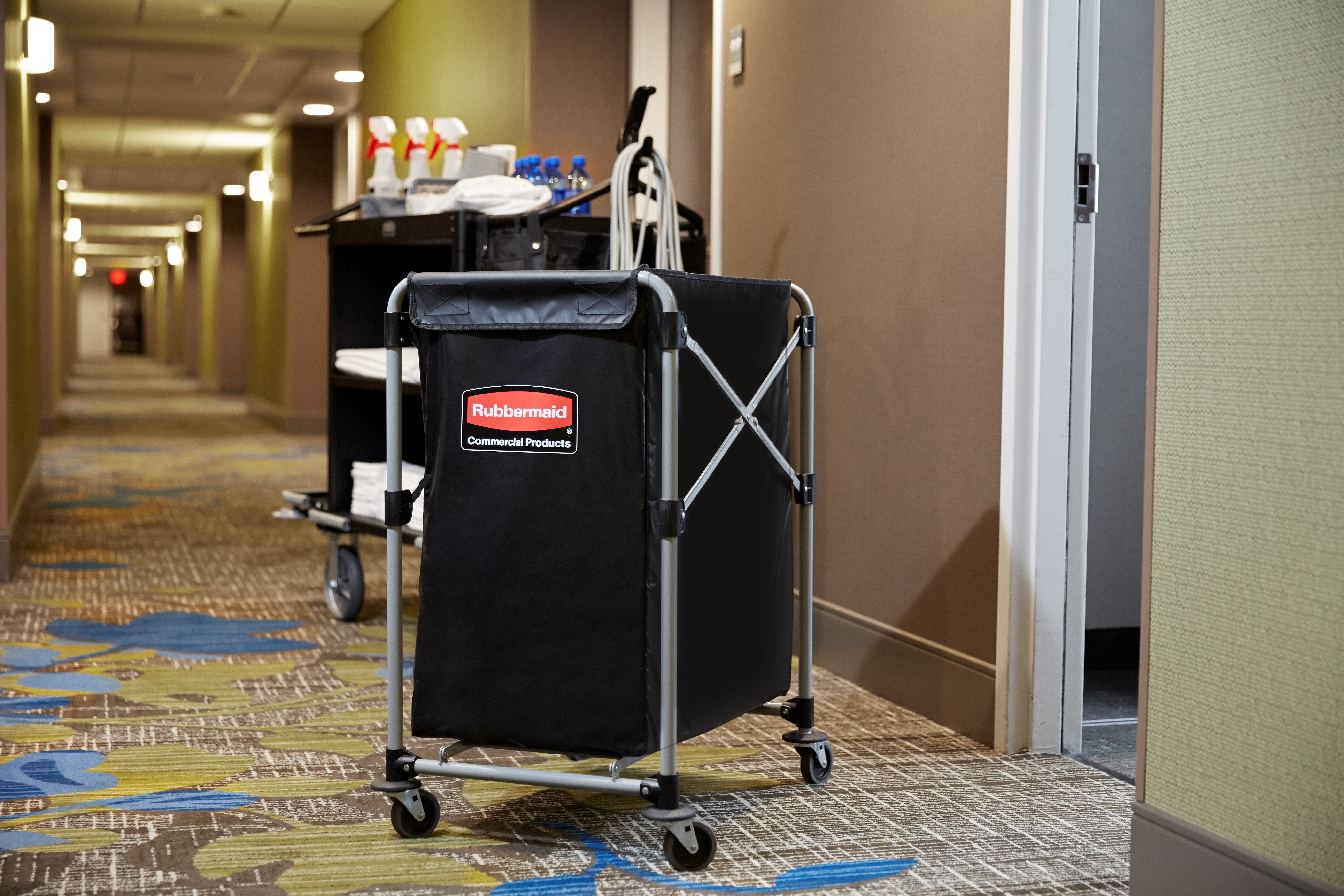 Rubbermaid Commercial 1881749 Executive 系列折疊式 X-Cart 籃，4 蒲式耳，220 磅承重，黑色。