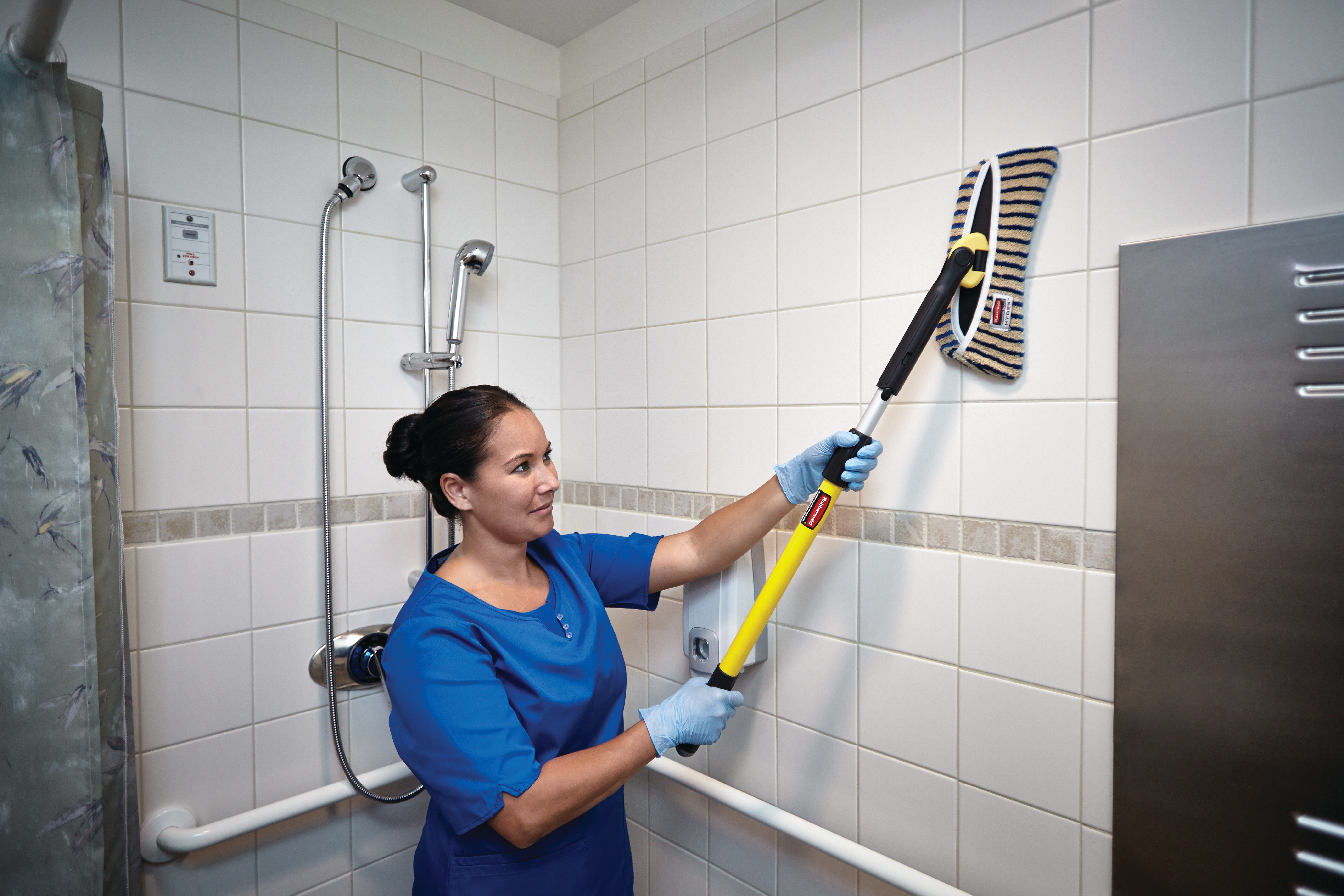 The Rubbermaid Commercial HYGEN™ Microfibre Flexi-Frame Scrubbing Cover cleans stubborn dirt and soap scum on tub and tile surfaces.