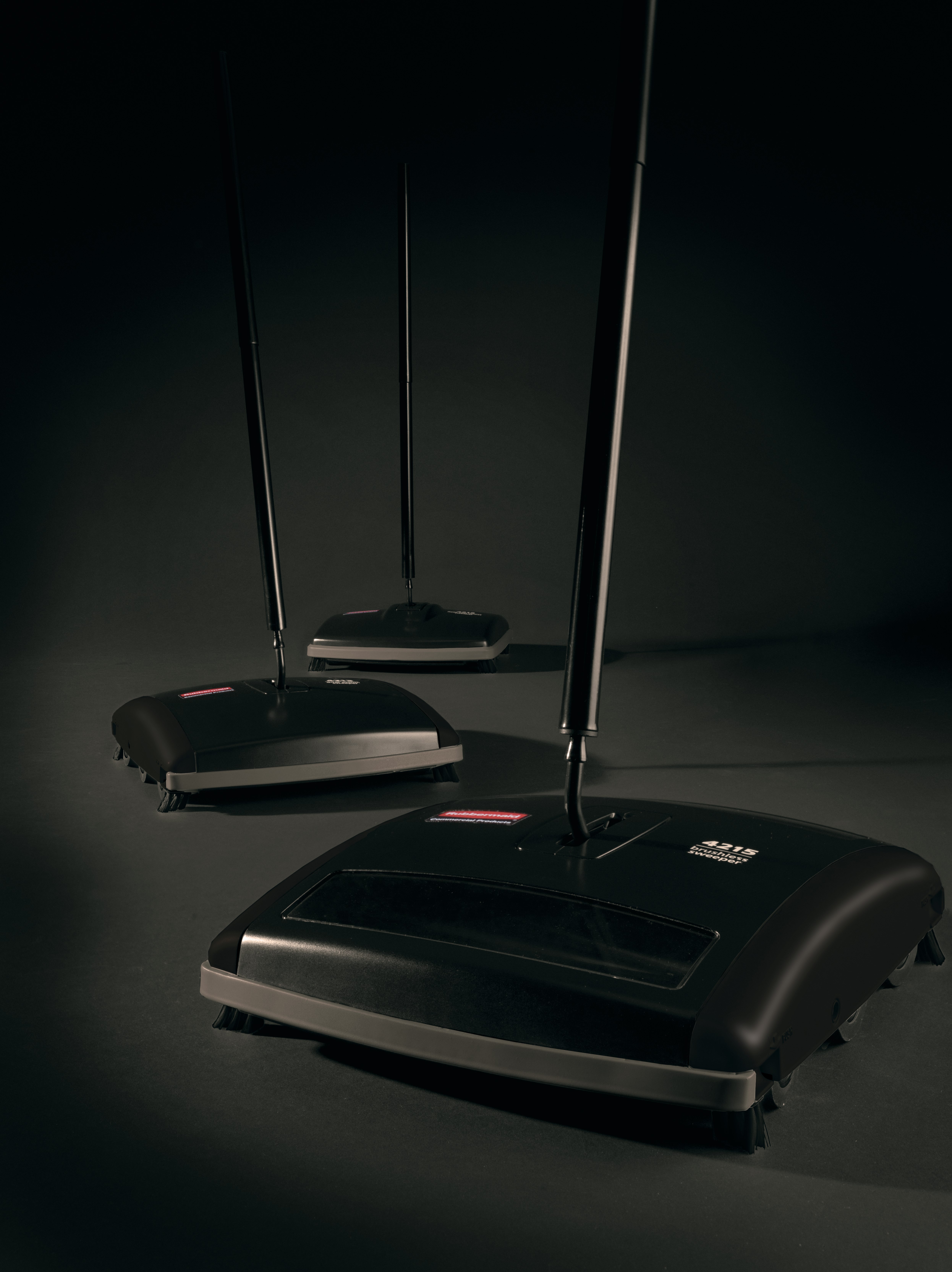 Two bristle brush rolls provide effective cleaning power to collect dust, dirt, and debris.