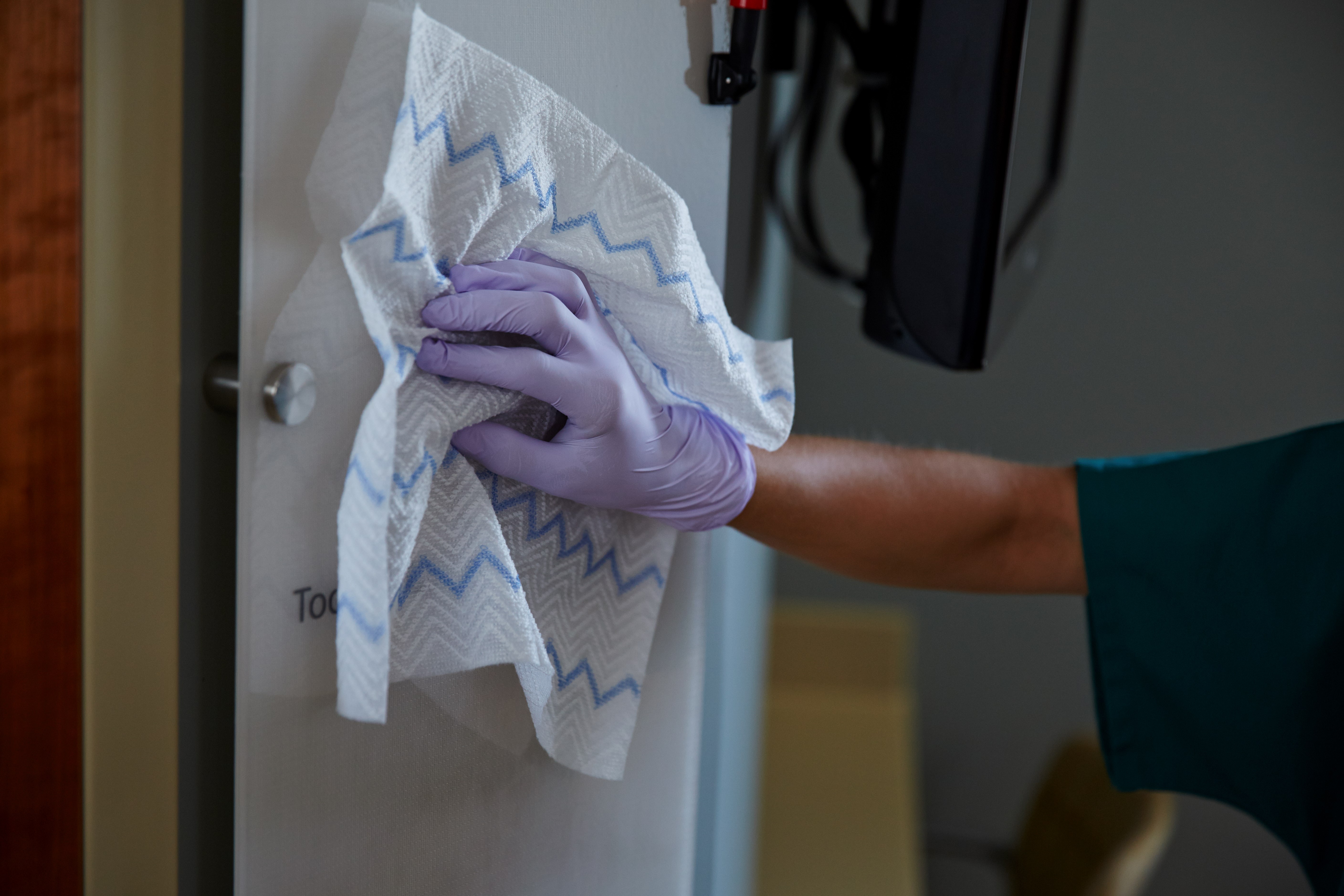 HYGEN™ Disposable Microfiber is proven to remove 99.9% of tested viruses and bacteria. Innovative technology knits microfiber yarn into a non-woven substrate, creating unique, disposable microfiber.