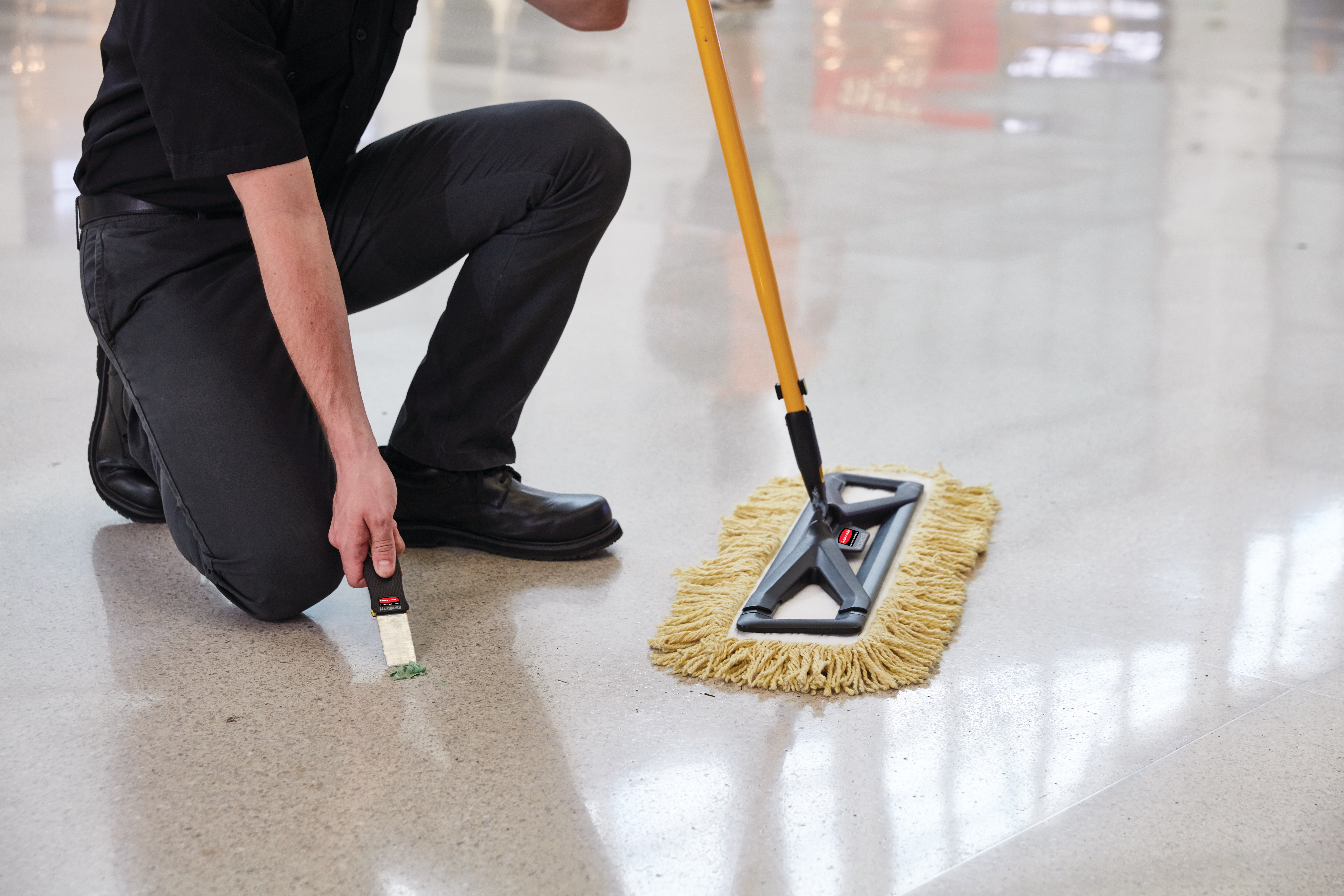 The Rubbermaid Commercial Maximizer™ cleaning tools help workers save time by reducing steps in a task, reducing the time of a step and reducing user effort.  Engineered to last and designed to perform in a variety of common spaces, Maximizer cleaning tools deliver fast, consistent results shift after shift.