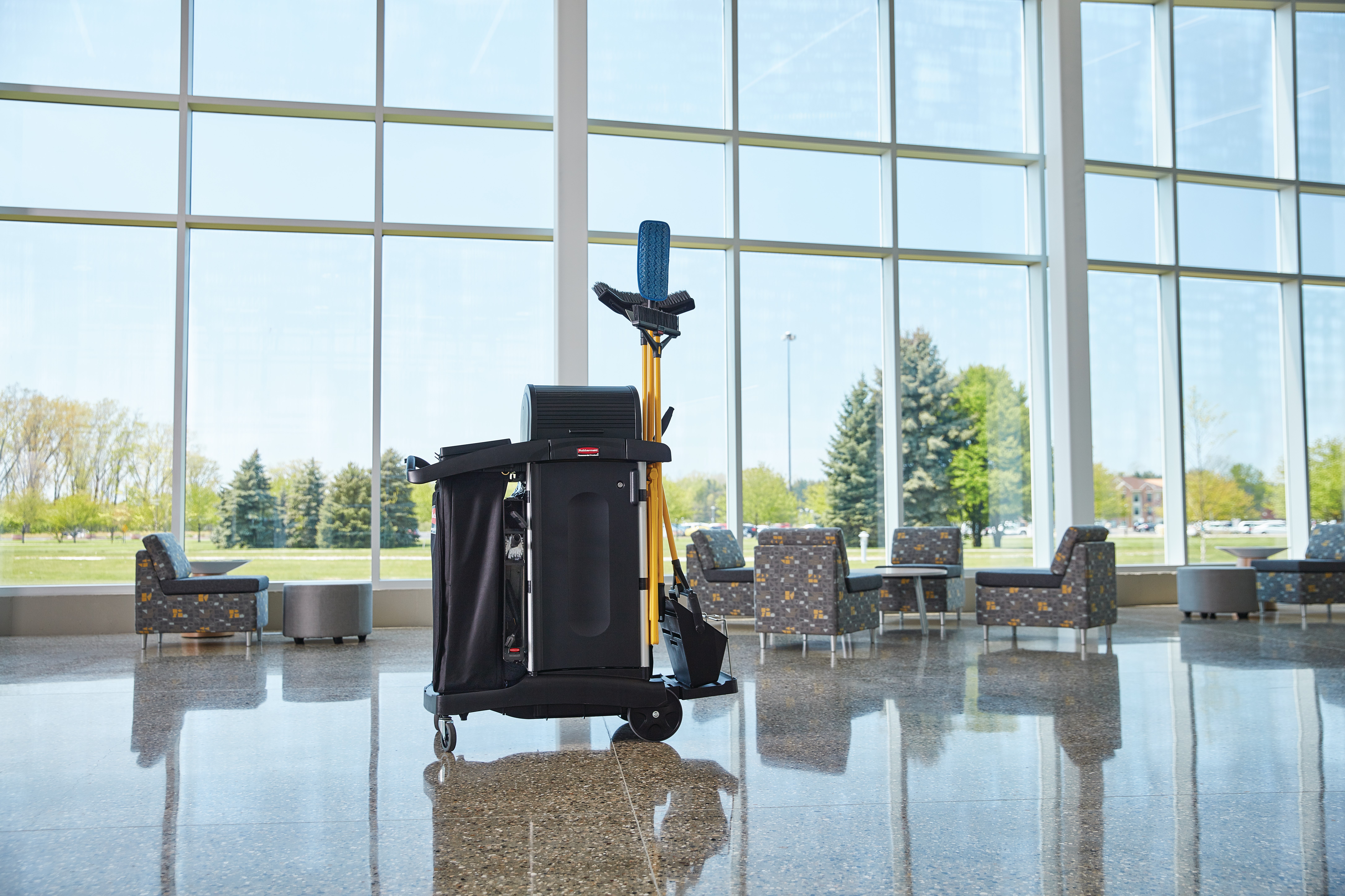 The Rubbermaid Commercial Maximizer™ cleaning tools help workers save time by reducing steps in a task, reducing the time of a step and reducing user effort.  Engineered to last and designed to perform in a variety of common spaces, Maximizer cleaning tools deliver fast, consistent results shift after shift.