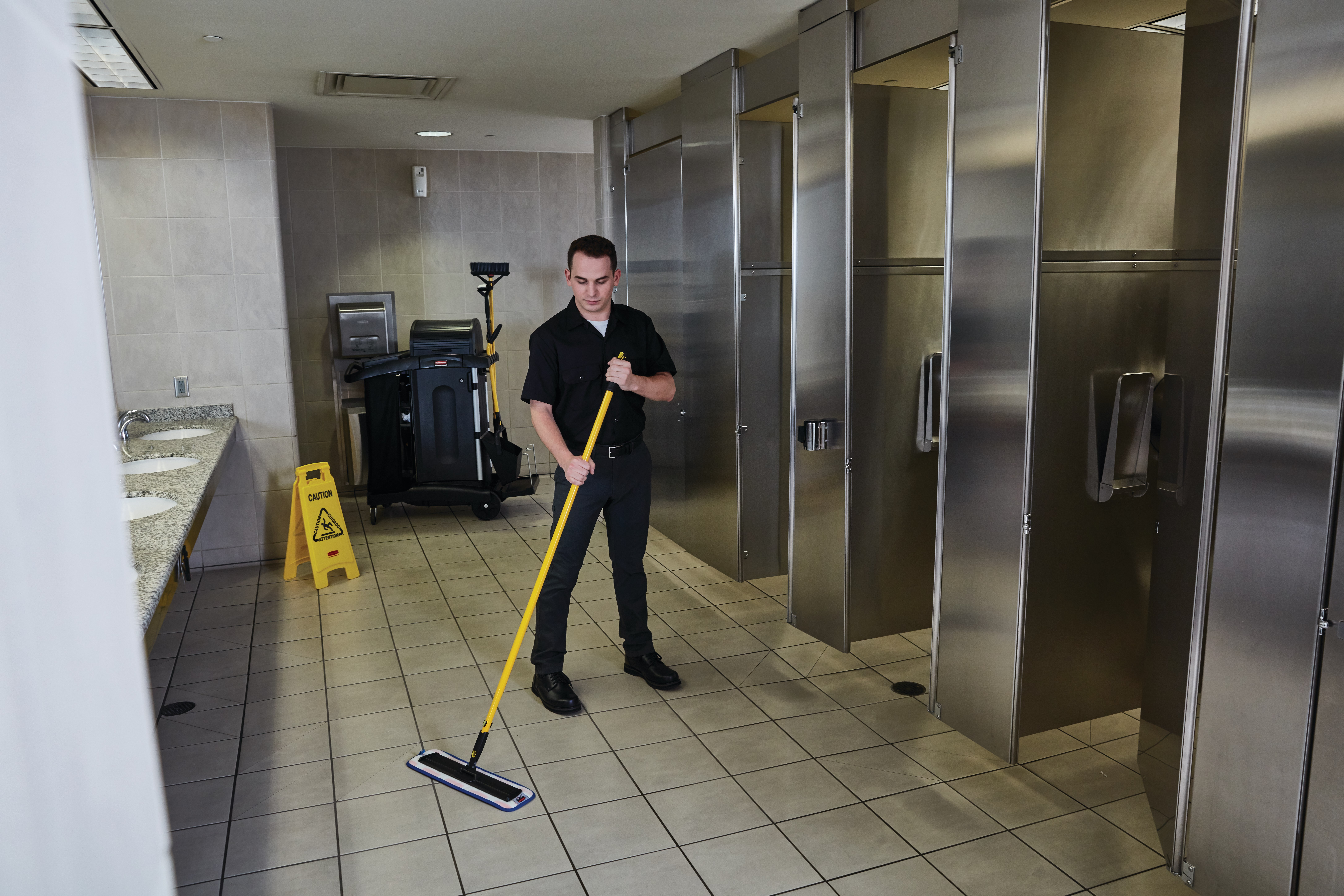 The Rubbermaid Commercial Maximizer™ cleaning tools help workers save time by reducing steps in a task, reducing the time of a step and reducing user effort.  Engineered to last and designed to perform in a variety of common spaces, Maximizer cleaning tools deliver fast, consistent results shift after shift.