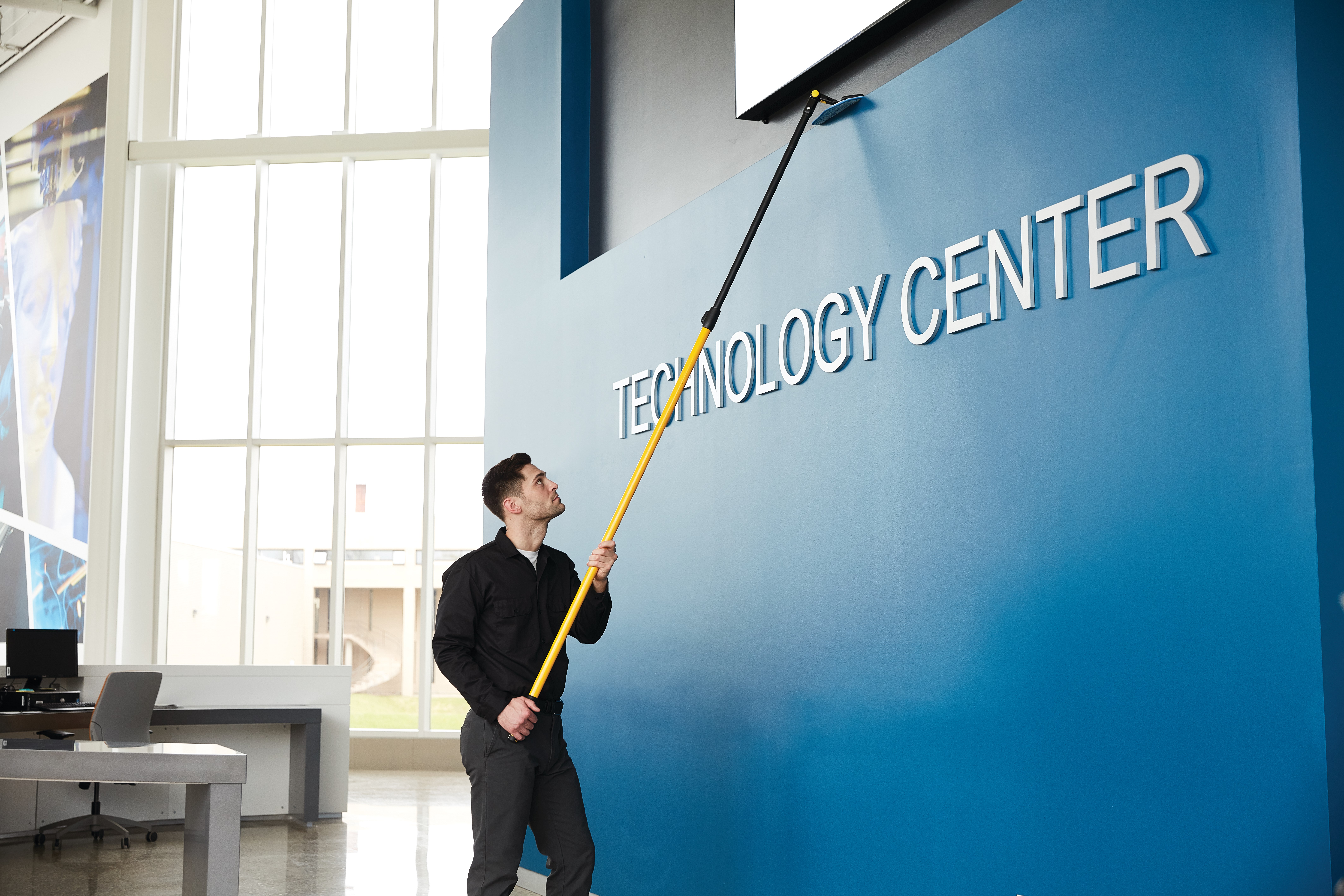 เครื่องมือทำความสะอาด Rubbermaid Commercial Maximizer™ ช่วยให้คนงานประหยัดเวลาด้วยการลดขั้นตอนในการทำงาน ลดเวลาในแต่ละขั้นตอน และลดความพยายามของผู้ใช้ เครื่องมือทำความสะอาด Maximizer ได้รับการออกแบบมาให้ใช้งานได้ยาวนานและใช้งานได้ในพื้นที่ส่วนกลางต่างๆ จึงให้ผลลัพธ์ที่รวดเร็วและสม่ำเสมอในทุกกะการทำงาน