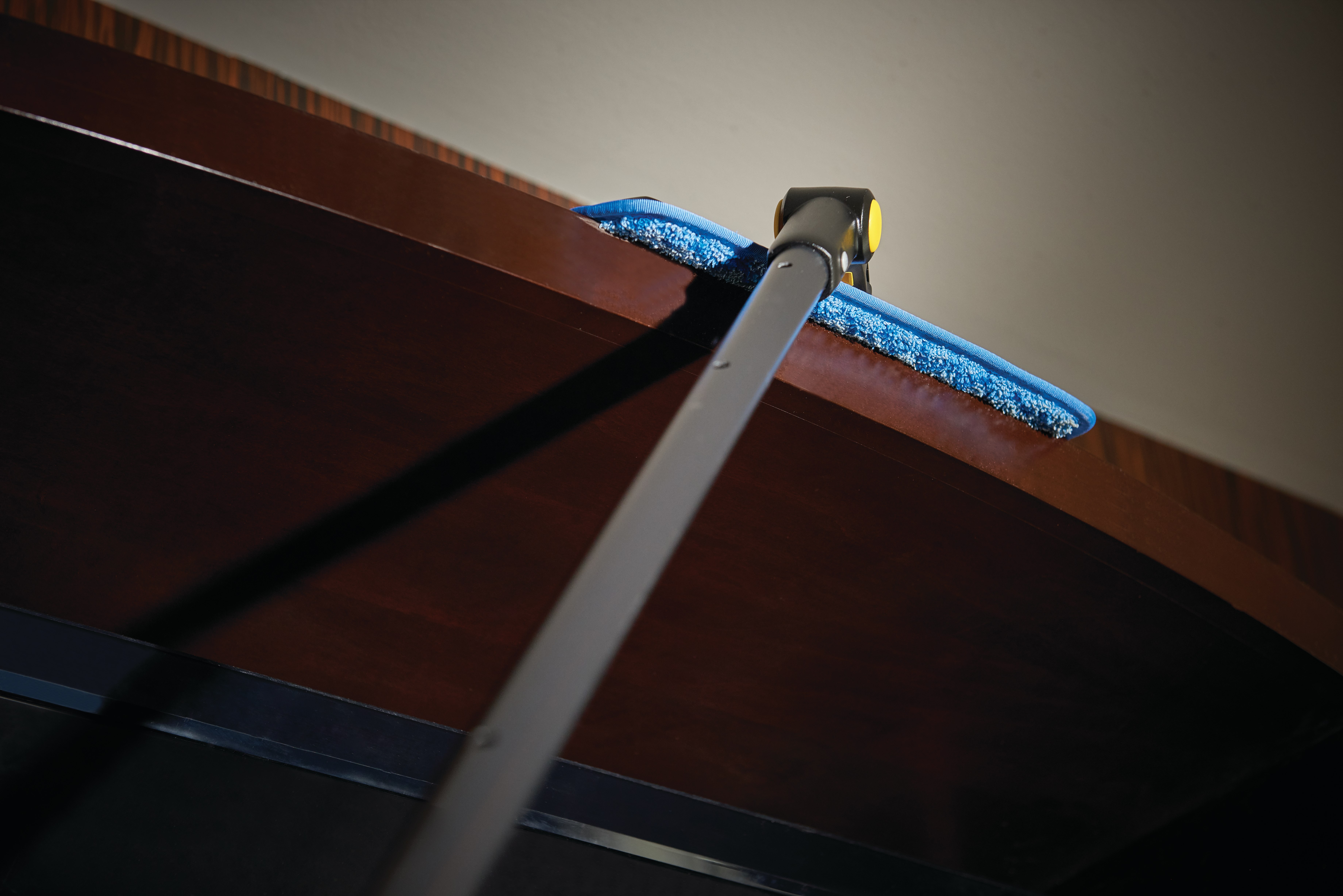 เครื่องมือทำความสะอาด Rubbermaid Commercial Maximizer™ ช่วยให้คนงานประหยัดเวลาด้วยการลดขั้นตอนในการทำงาน ลดเวลาในแต่ละขั้นตอน และลดความพยายามของผู้ใช้ เครื่องมือทำความสะอาด Maximizer ได้รับการออกแบบมาให้ใช้งานได้ยาวนานและใช้งานได้ในพื้นที่ส่วนกลางต่างๆ จึงให้ผลลัพธ์ที่รวดเร็วและสม่ำเสมอในทุกกะการทำงาน