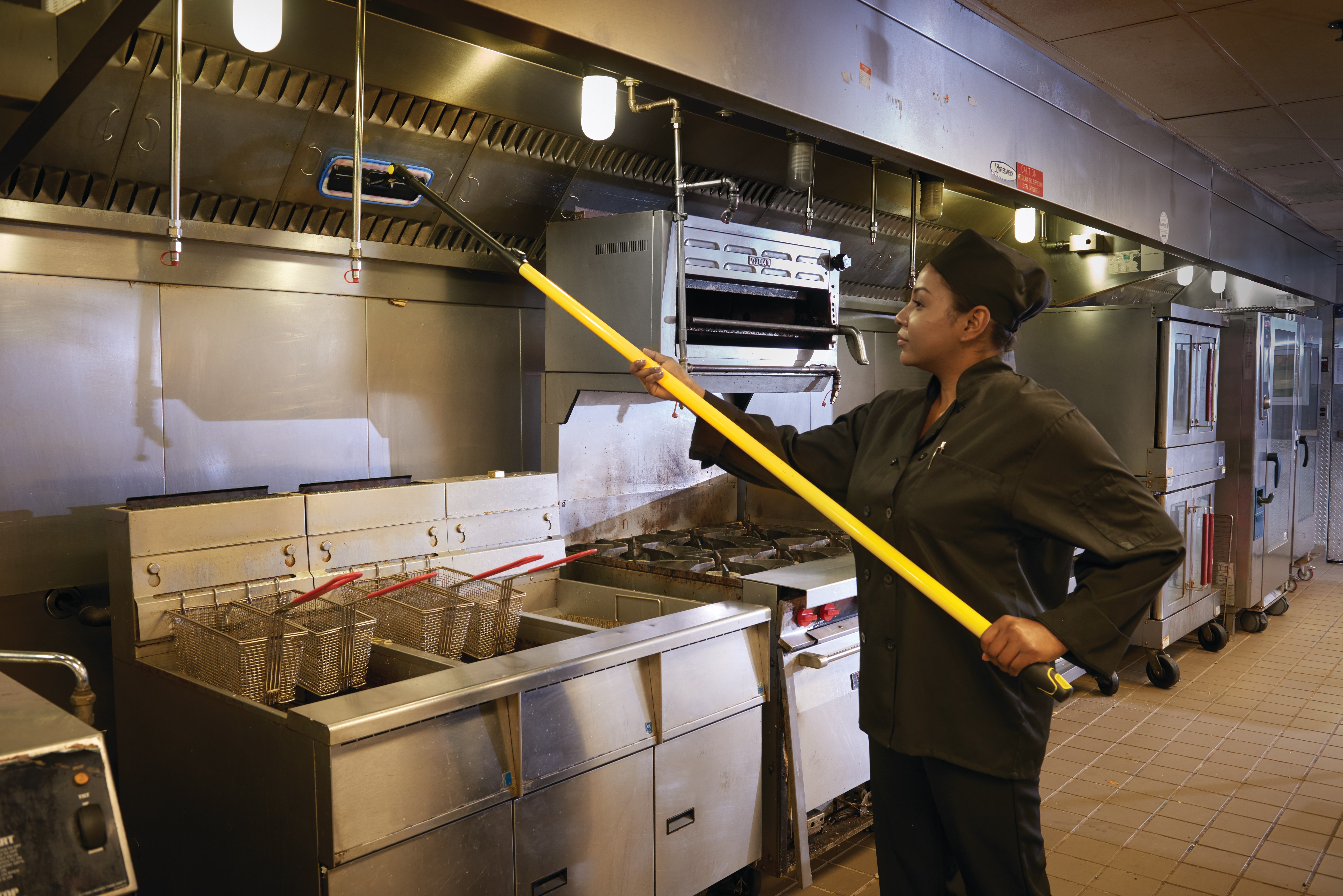 เครื่องมือทำความสะอาด Rubbermaid Commercial Maximizer™ ช่วยให้คนงานประหยัดเวลาด้วยการลดขั้นตอนในการทำงาน ลดเวลาในแต่ละขั้นตอน และลดความพยายามของผู้ใช้ เครื่องมือทำความสะอาด Maximizer ได้รับการออกแบบมาให้ใช้งานได้ยาวนานและใช้งานได้ในพื้นที่ส่วนกลางต่างๆ จึงให้ผลลัพธ์ที่รวดเร็วและสม่ำเสมอในทุกกะการทำงาน