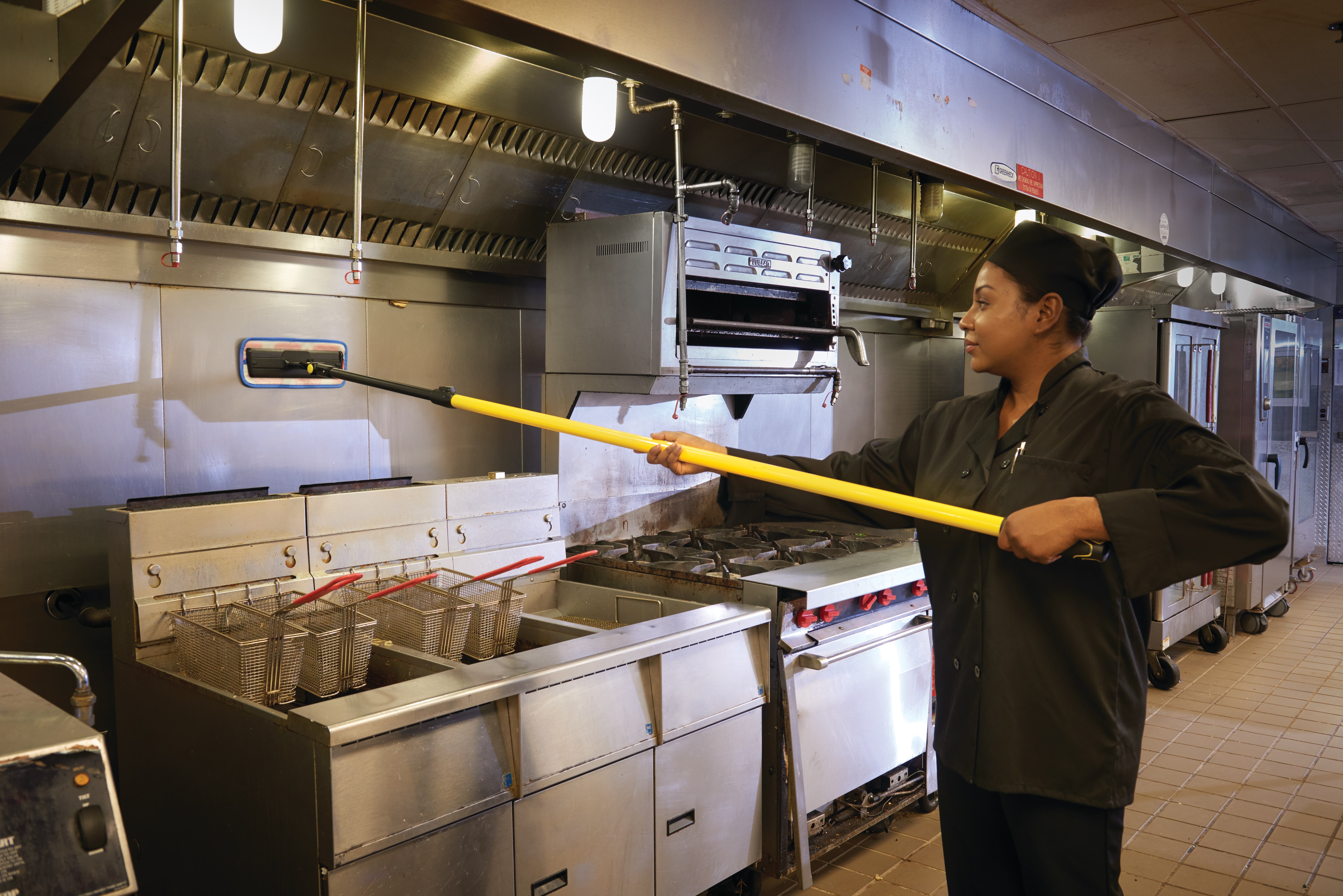 เครื่องมือทำความสะอาด Rubbermaid Commercial Maximizer™ ช่วยให้คนงานประหยัดเวลาด้วยการลดขั้นตอนในการทำงาน ลดเวลาในแต่ละขั้นตอน และลดความพยายามของผู้ใช้ เครื่องมือทำความสะอาด Maximizer ได้รับการออกแบบมาให้ใช้งานได้ยาวนานและใช้งานได้ในพื้นที่ส่วนกลางต่างๆ จึงให้ผลลัพธ์ที่รวดเร็วและสม่ำเสมอในทุกกะการทำงาน