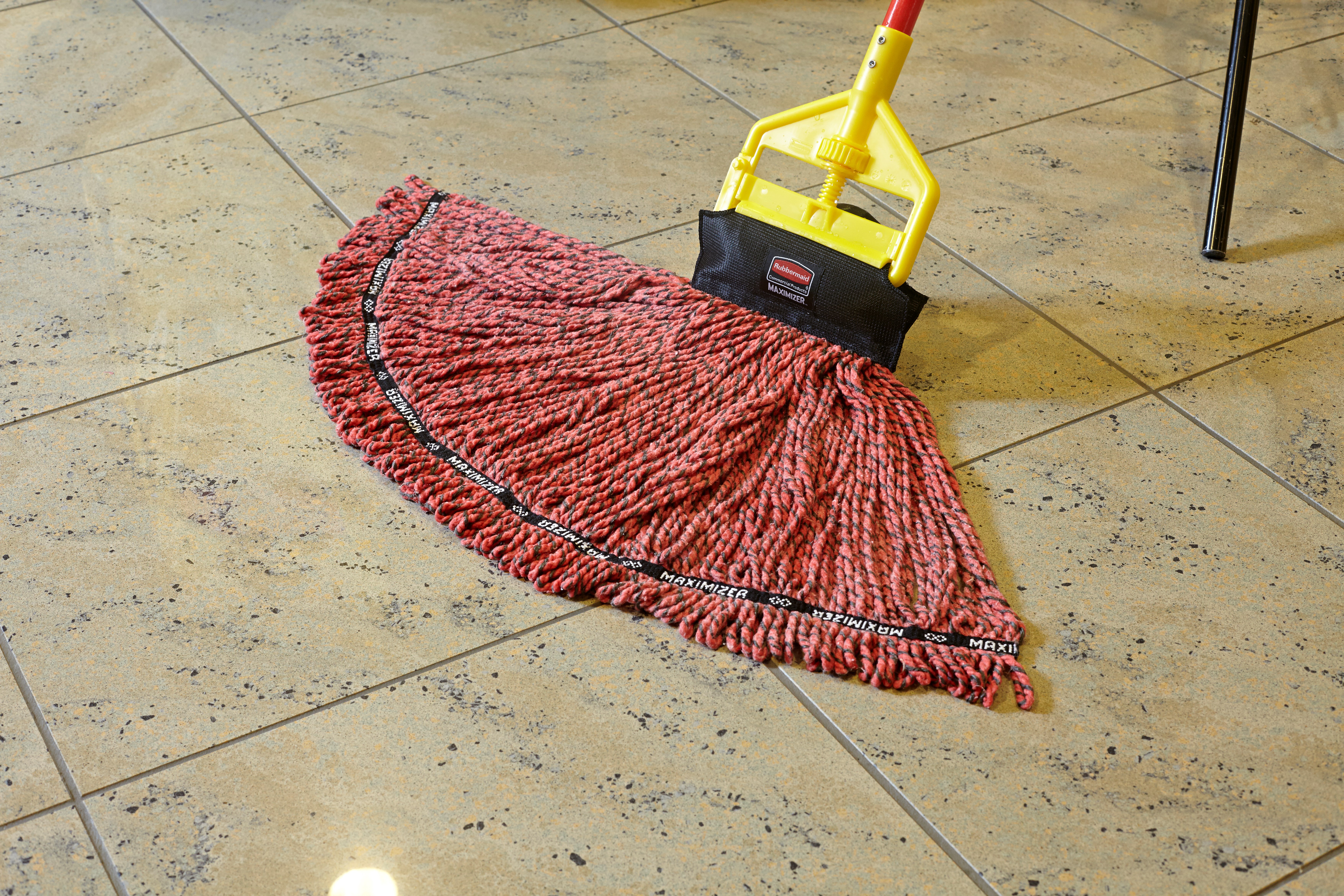 Maximizer™ Wet Mop's unique design delivers the industry-leading mop spread, providing 30% more floor coverage than the standard wet mop.