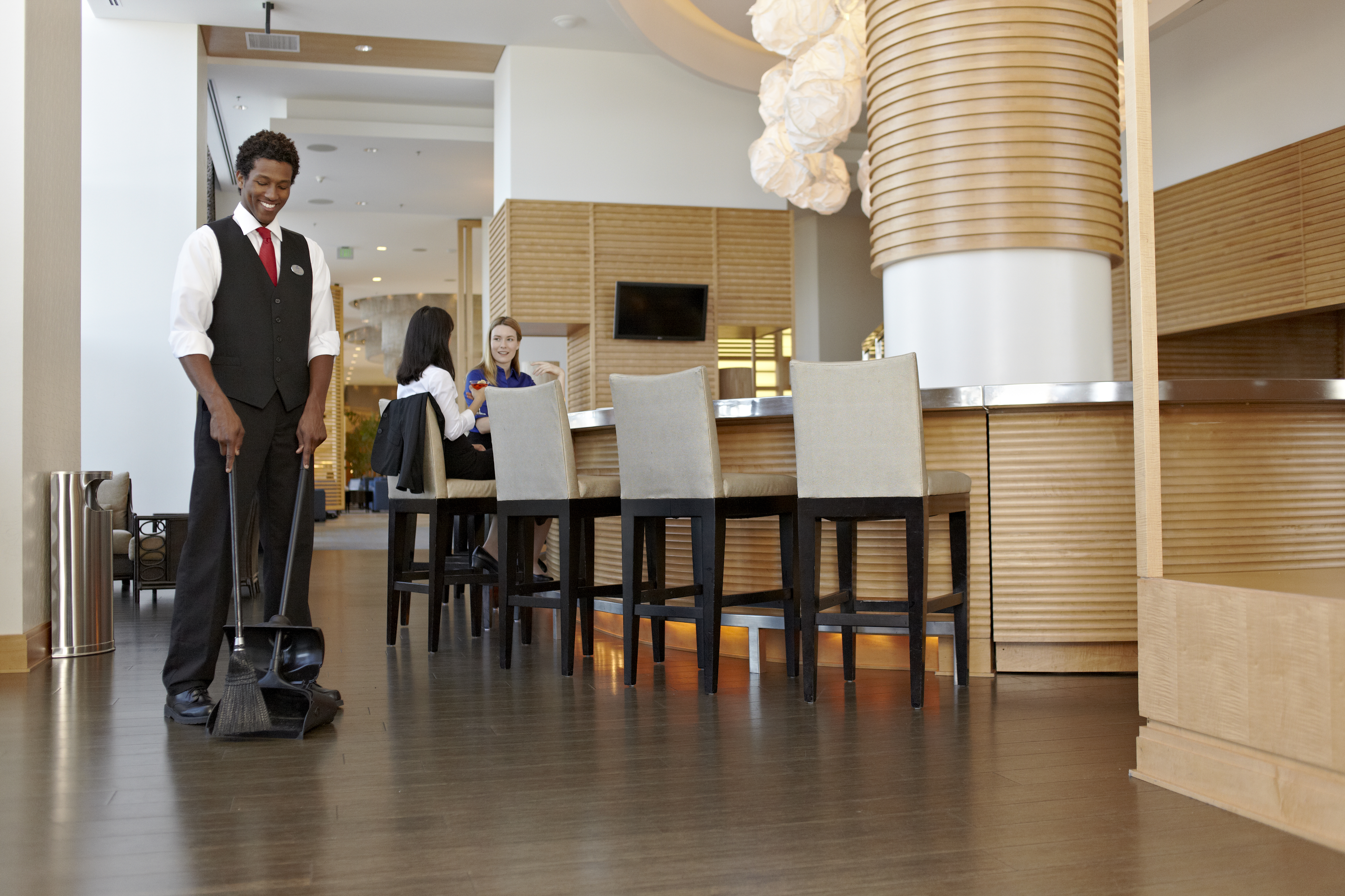 The Rubbermaid Commercial Executive Series Lobby Pro® Plastic Upright Dust Pan with Cover is ideal for use in your hotel lobby, restaurant lobby, or banquet hall.