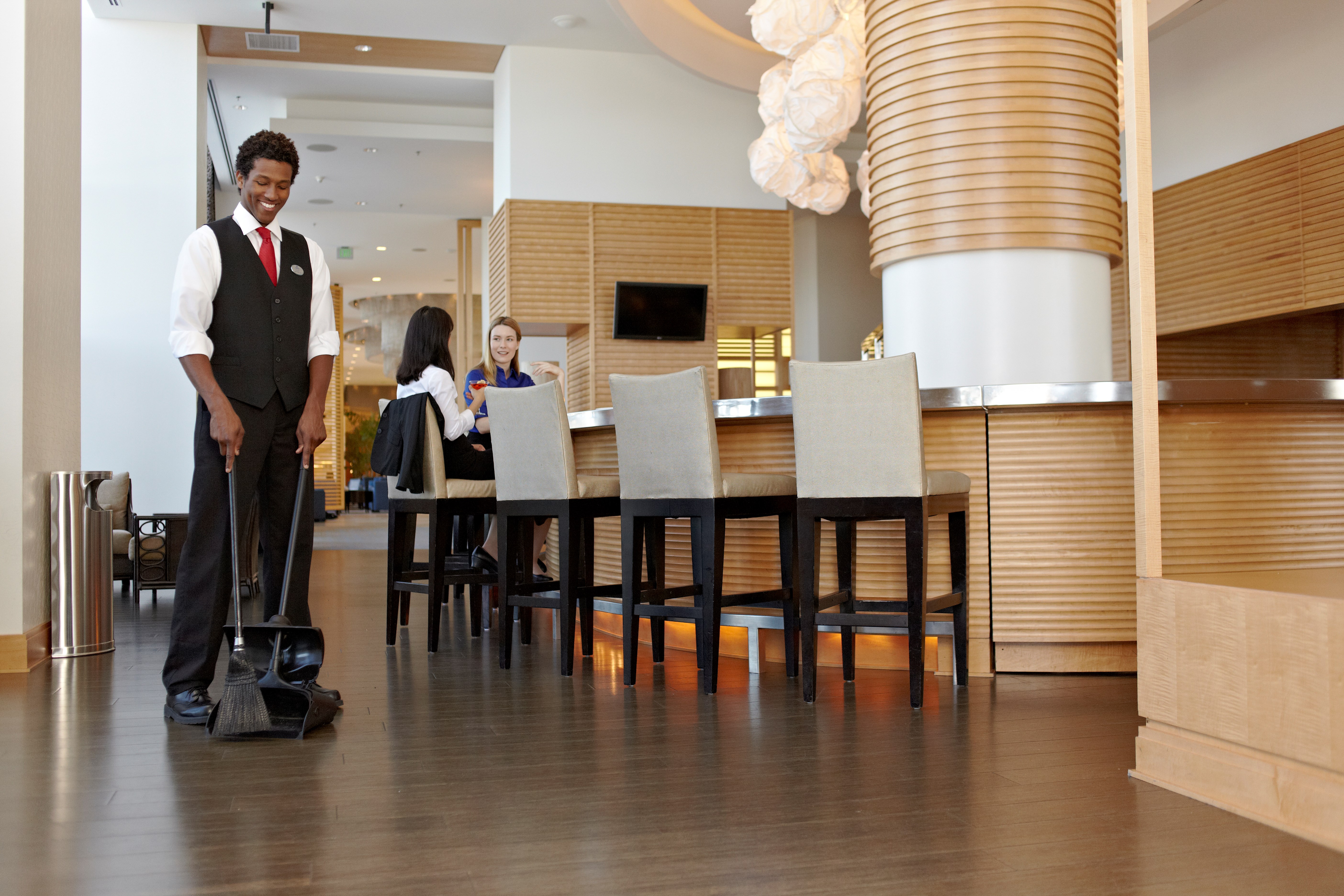 The Rubbermaid Commercial Executive Series Lobby Pro® Plastic Upright Dust Pan with Cover is ideal for use in your hotel lobby, restaurant lobby, or banquet hall.