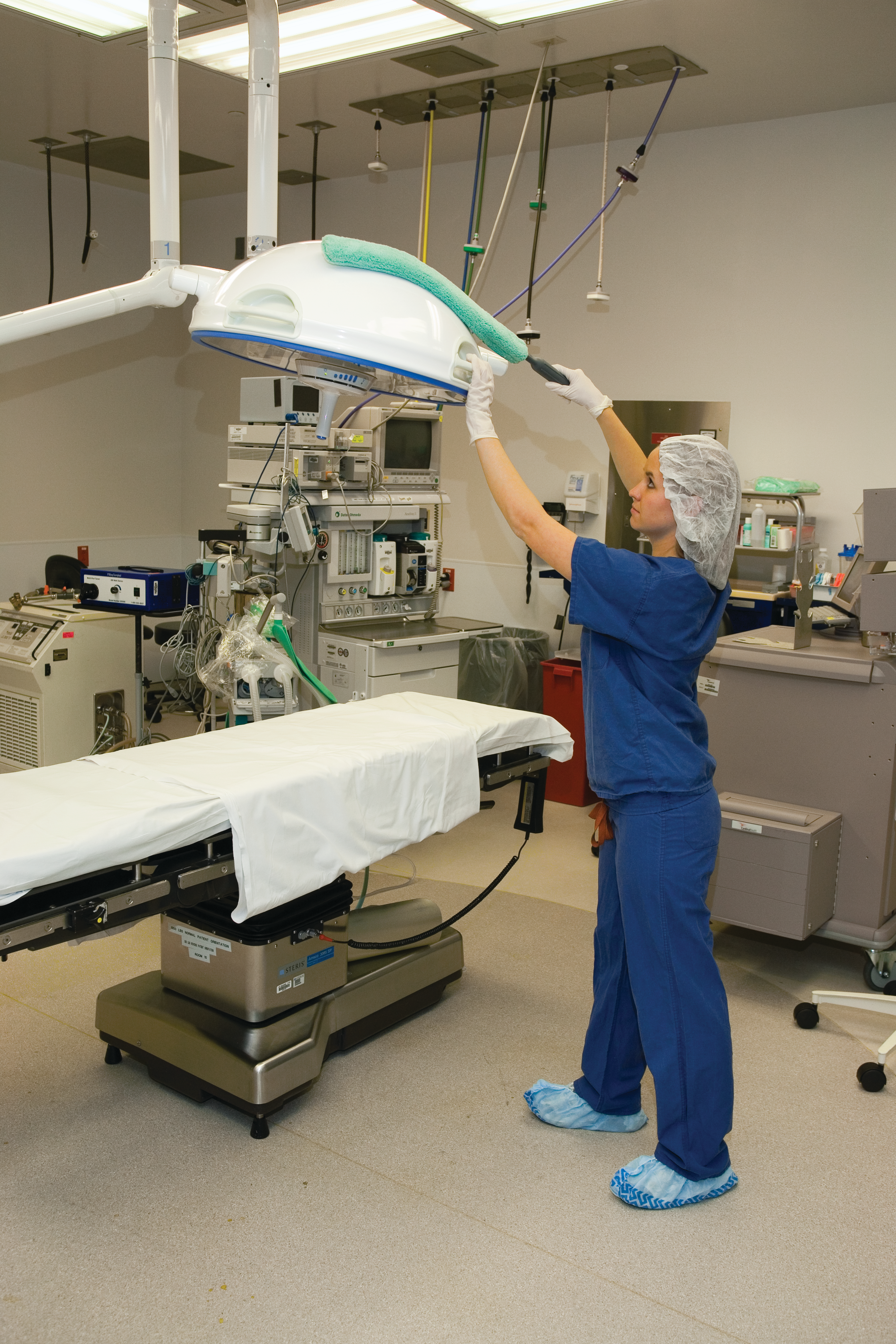 The Rubbermaid Commercial HYGEN™ Microfibre Quick-Connect Flexi-Wand and Duster helps easily clean vents, furniture, bed covers, uniquely shaped fixtures, and more.