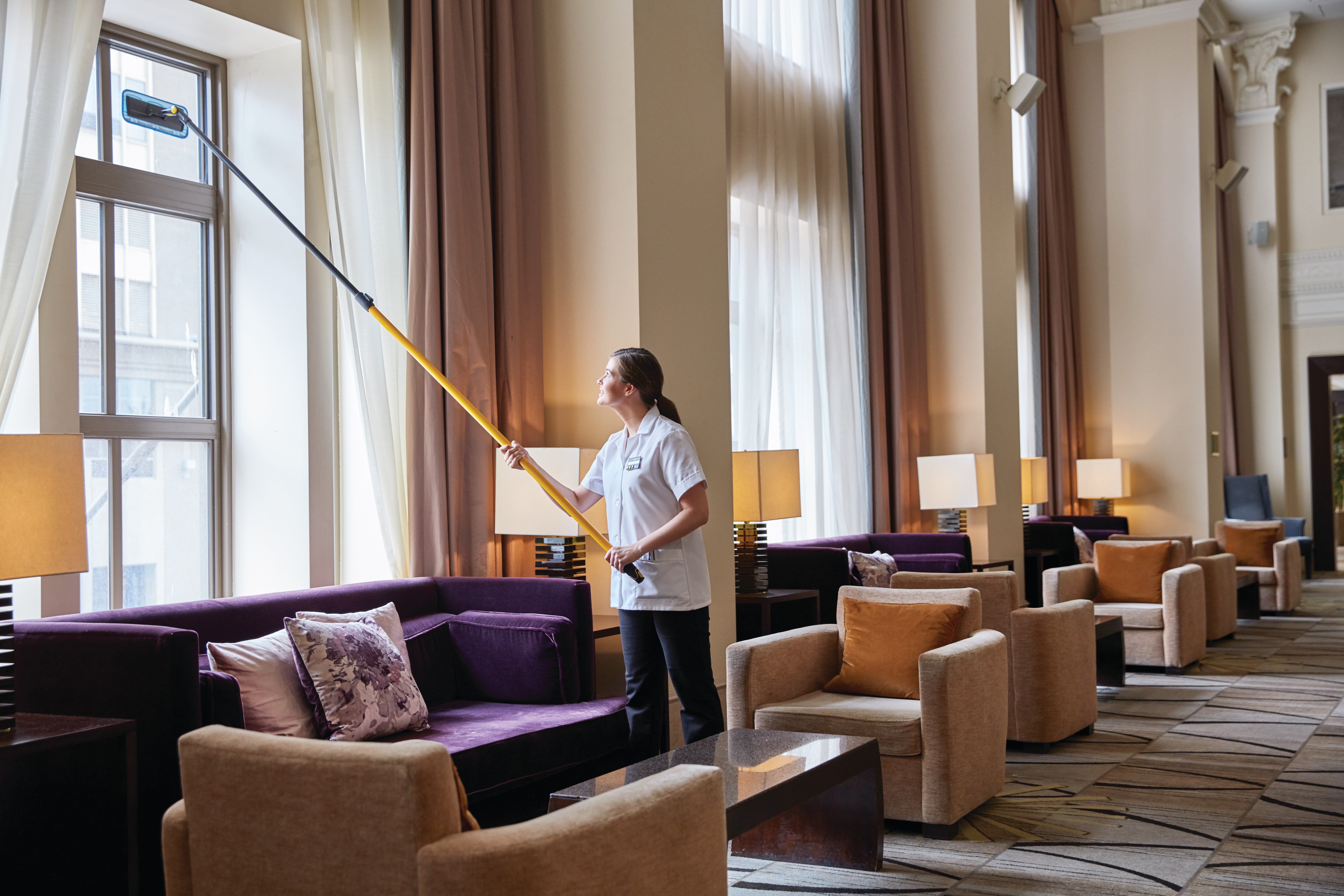 Dụng cụ vệ sinh Rubbermaid Commercial Maximizer™ giúp người lao động tiết kiệm thời gian bằng cách giảm các bước trong một nhiệm vụ, giảm thời gian của một bước và giảm công sức của người dùng. Được thiết kế để bền lâu và được thiết kế để hoạt động trong nhiều không gian chung, dụng cụ vệ sinh Maximizer mang lại kết quả nhanh chóng, nhất quán sau mỗi ca làm việc.