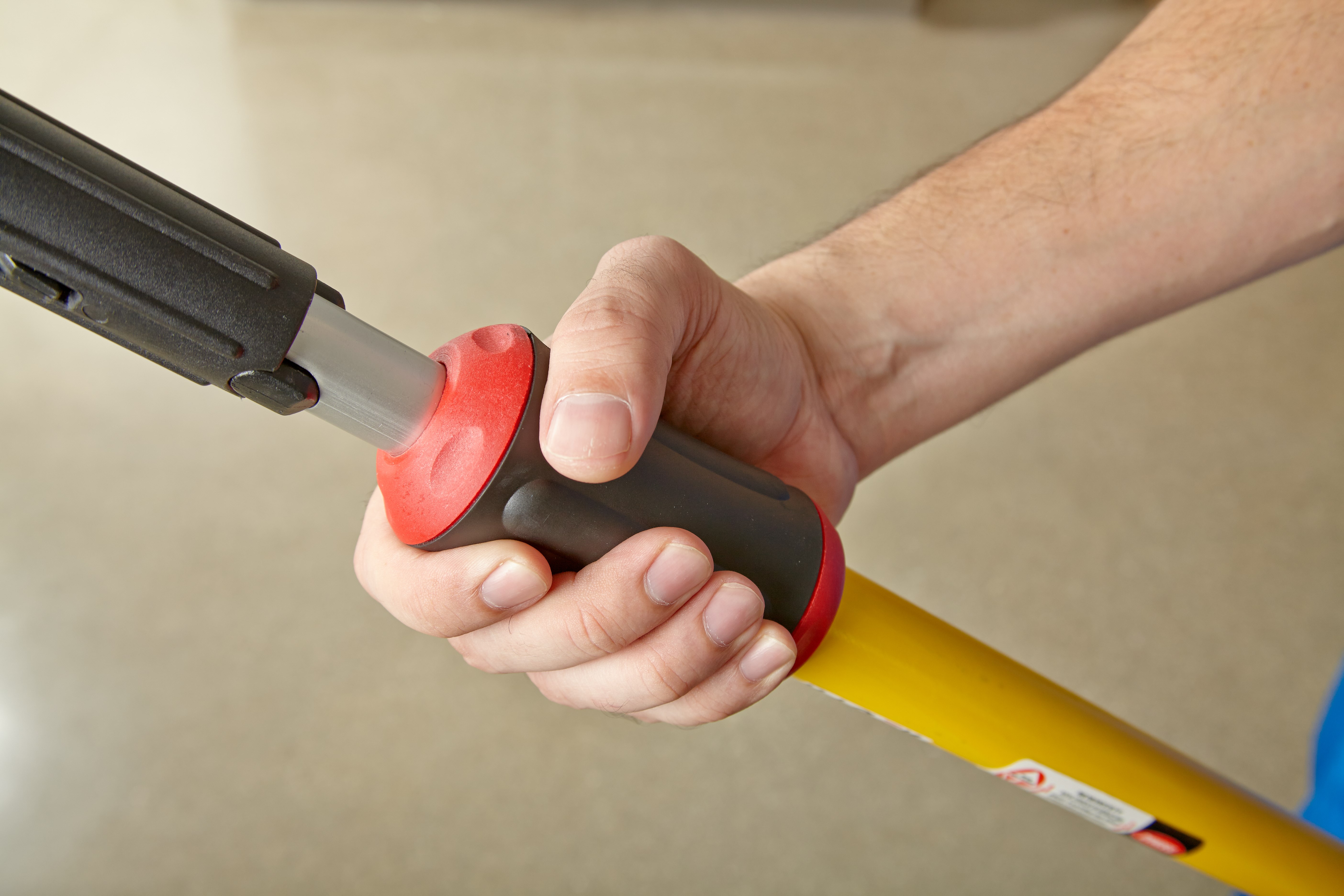 HYGEN™ Quick-Connect handles and poles make cleaning more efficient in every area of the facility by reaching the highest spaces with ease. The unique connection mechanism allows for easy, time-saving tool exchange.