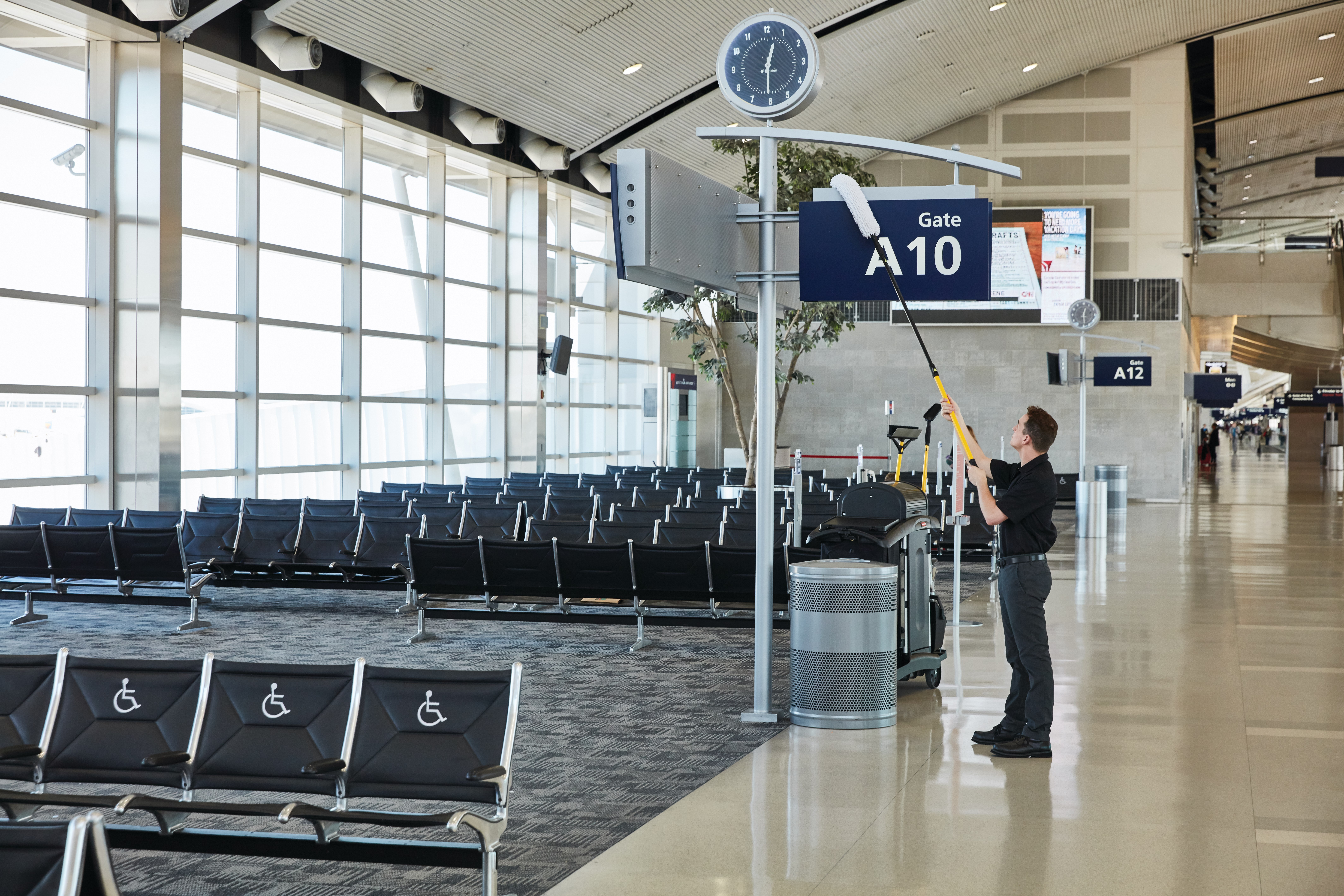 The Rubbermaid Commercial Maximizer™ cleaning tools help workers save time by reducing steps in a task, reducing the time of a step and reducing user effort.  Engineered to last and designed to perform in a variety of common spaces, Maximizer cleaning tools deliver fast, consistent results shift after shift.