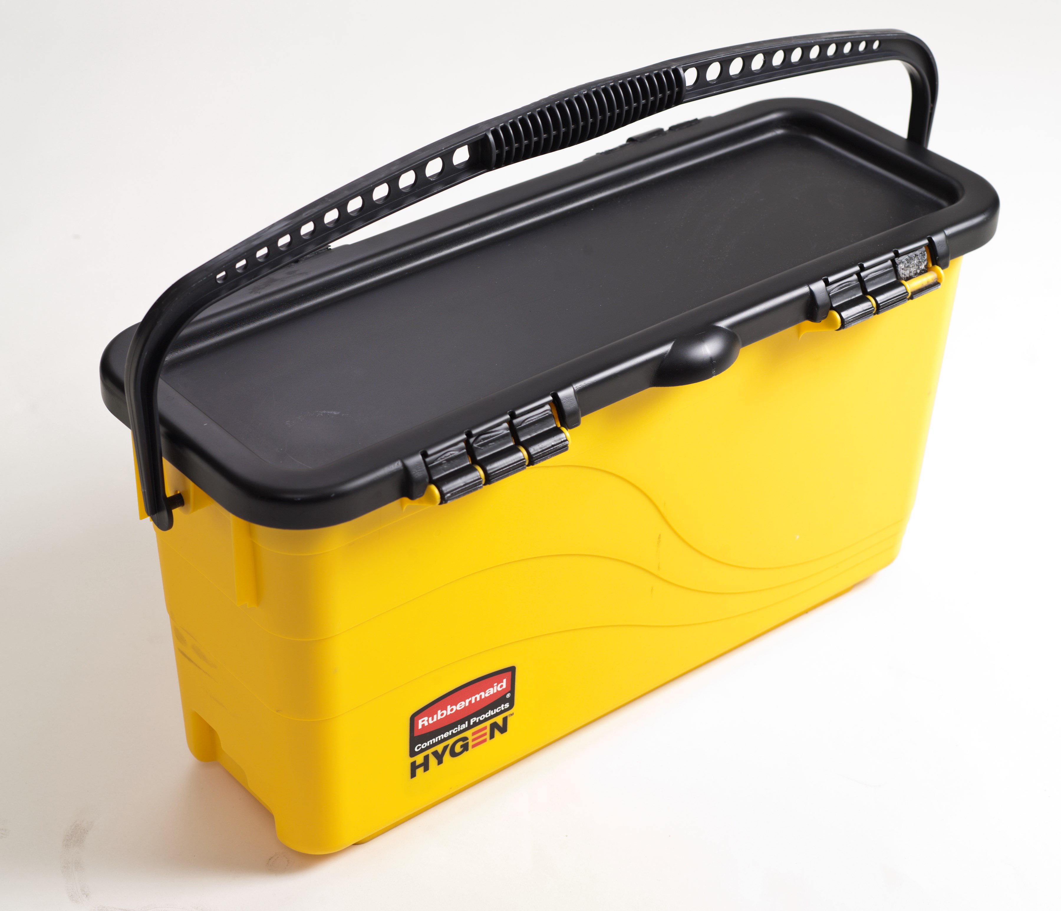 HYGEN™マイクロファイバー・チャージング・バケツ（ふるい付き）は、モップを効果的かつ人間工学的に湿らせ、高効率のフラット・モップ・クリーニング・システムを完成させます。