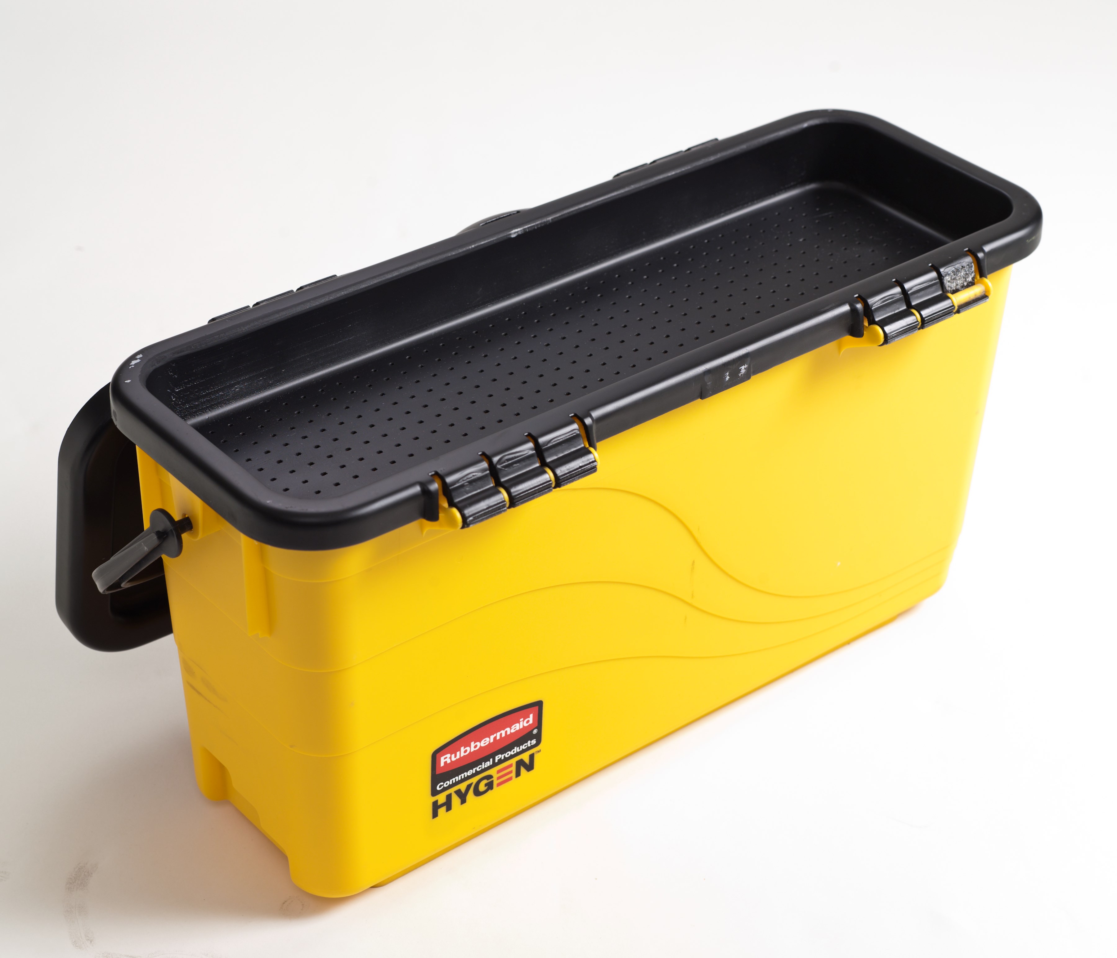 HYGEN™マイクロファイバー・チャージング・バケツ（ふるい付き）は、モップを効果的かつ人間工学的に湿らせ、高効率のフラット・モップ・クリーニング・システムを完成させます。