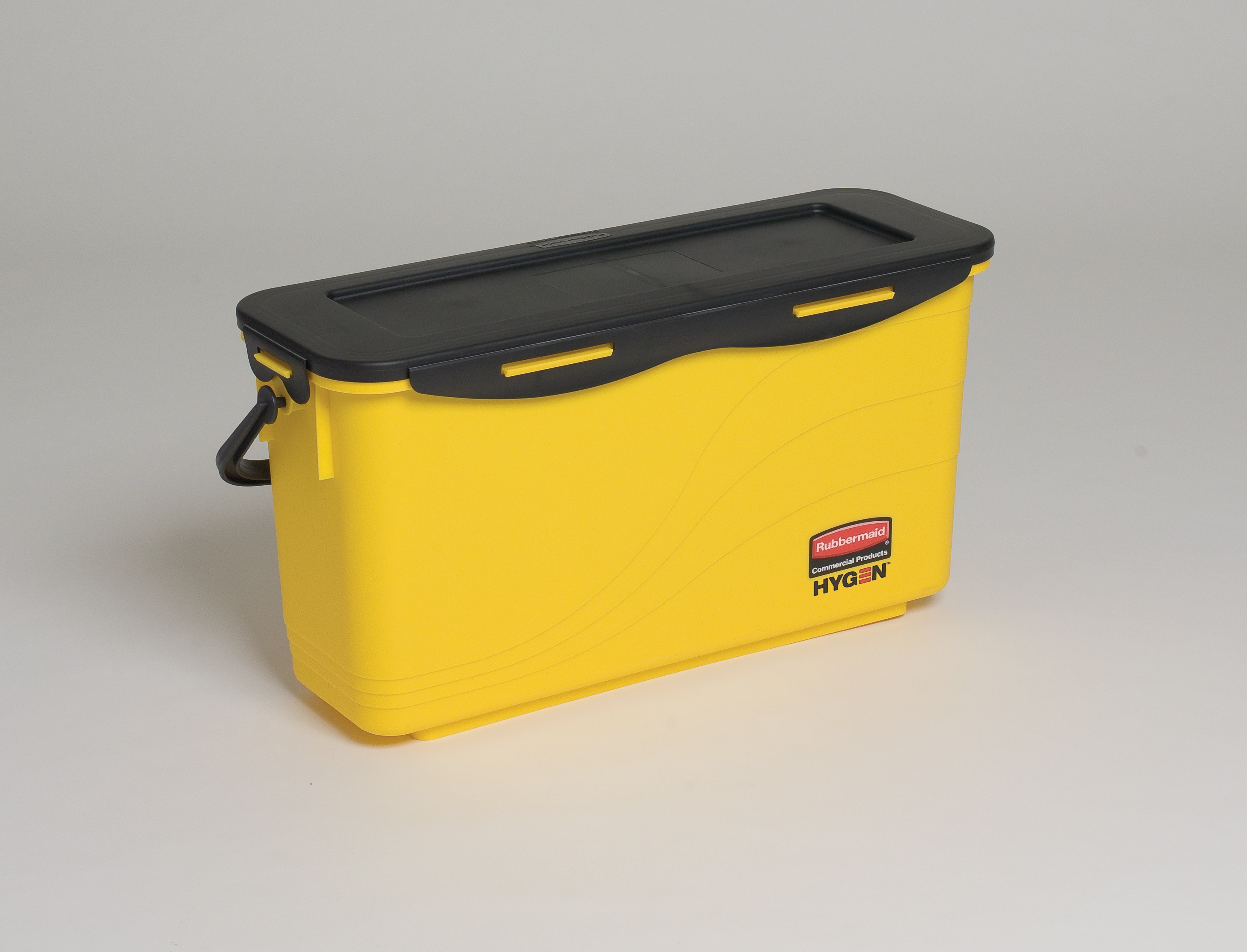 HYGEN™マイクロファイバー・チャージング・バケツ（ふるい付き）は、モップを効果的かつ人間工学的に湿らせ、高効率のフラット・モップ・クリーニング・システムを完成させます。