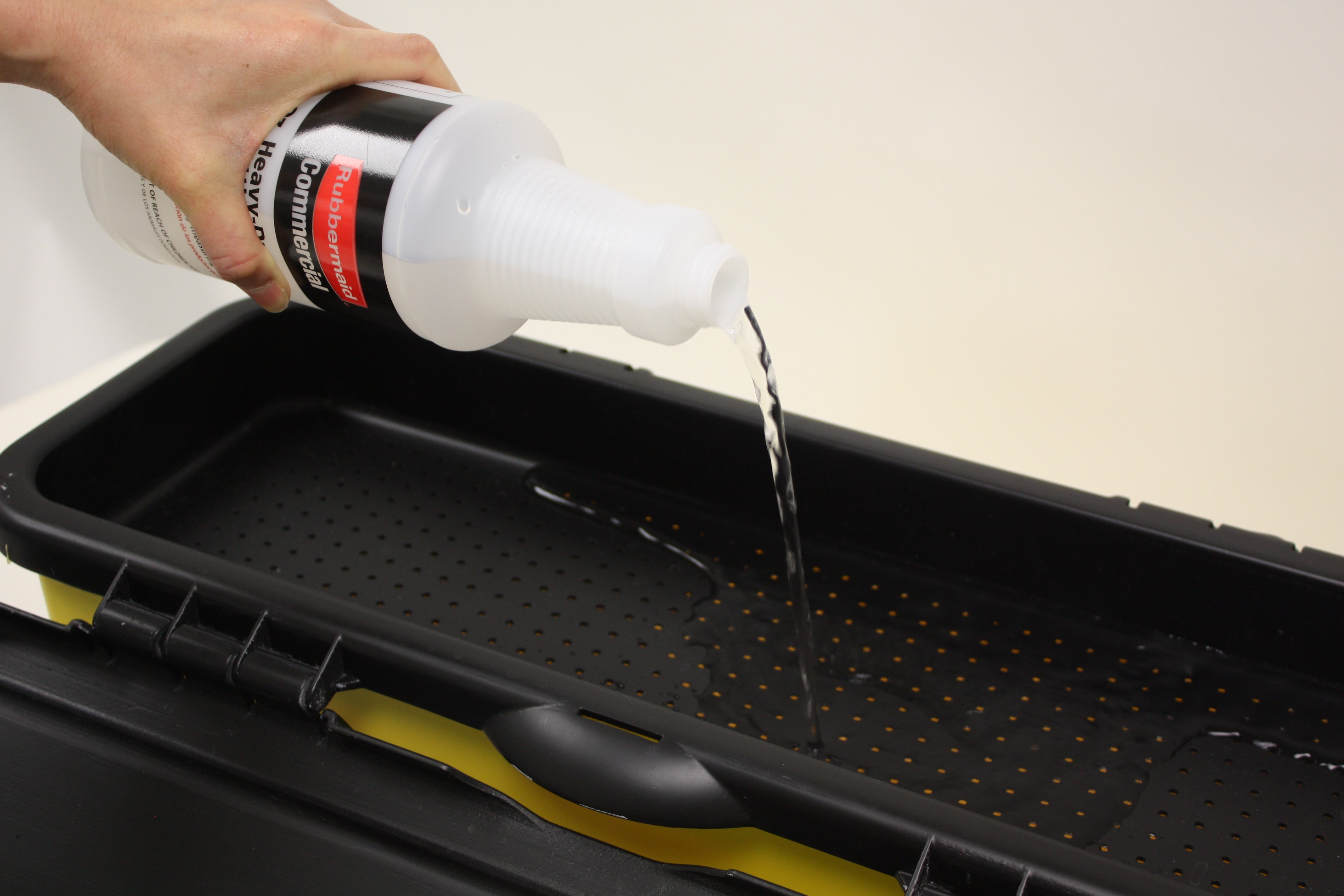 HYGEN™マイクロファイバー・チャージング・バケツ（ふるい付き）は、モップを効果的かつ人間工学的に湿らせ、高効率のフラット・モップ・クリーニング・システムを完成させます。