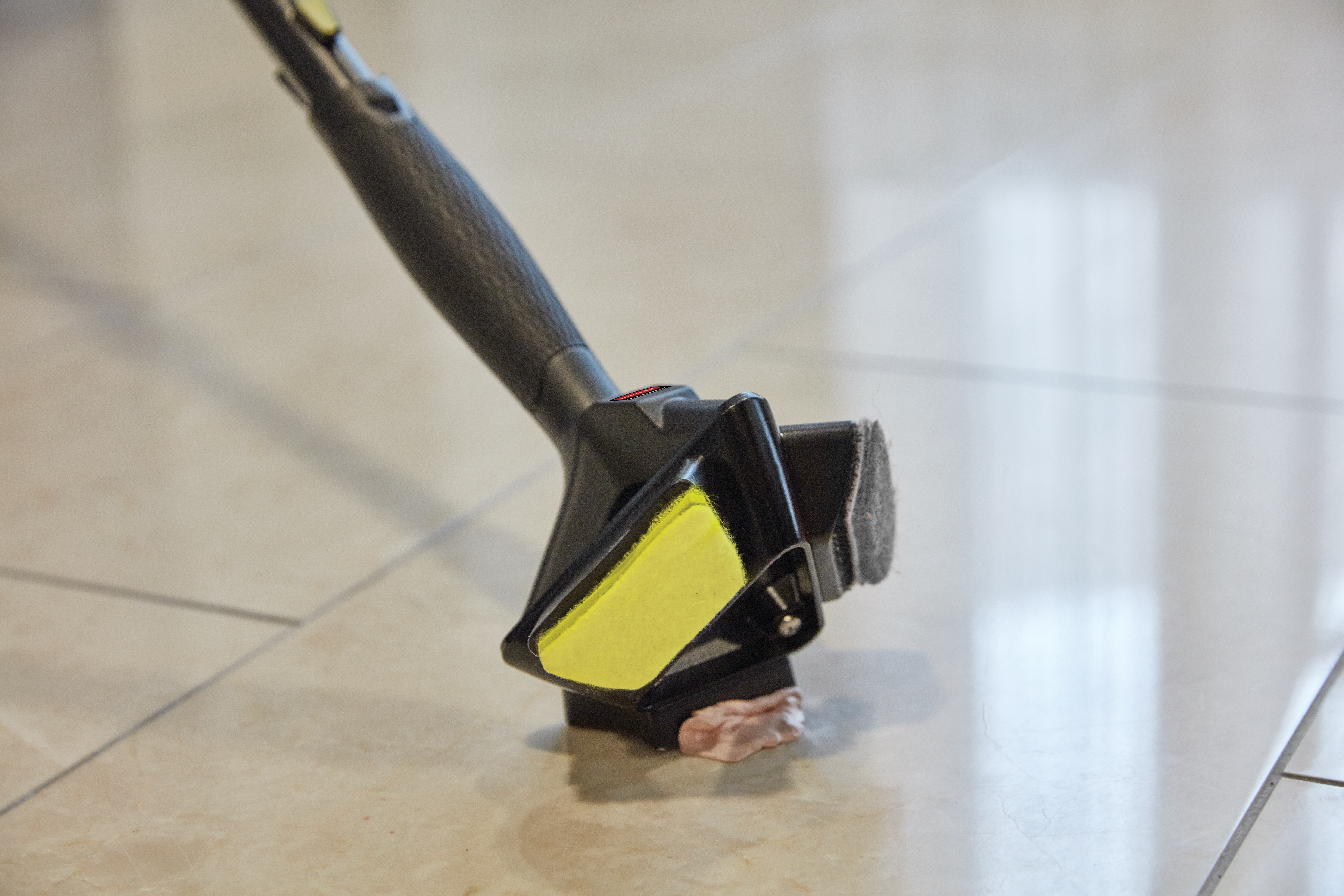 The Rubbermaid Commercial Maximizer™ cleaning tools help workers save time by reducing steps in a task, reducing the time of a step and reducing user effort.  Engineered to last and designed to perform in a variety of common spaces, Maximizer cleaning tools deliver fast, consistent results shift after shift.