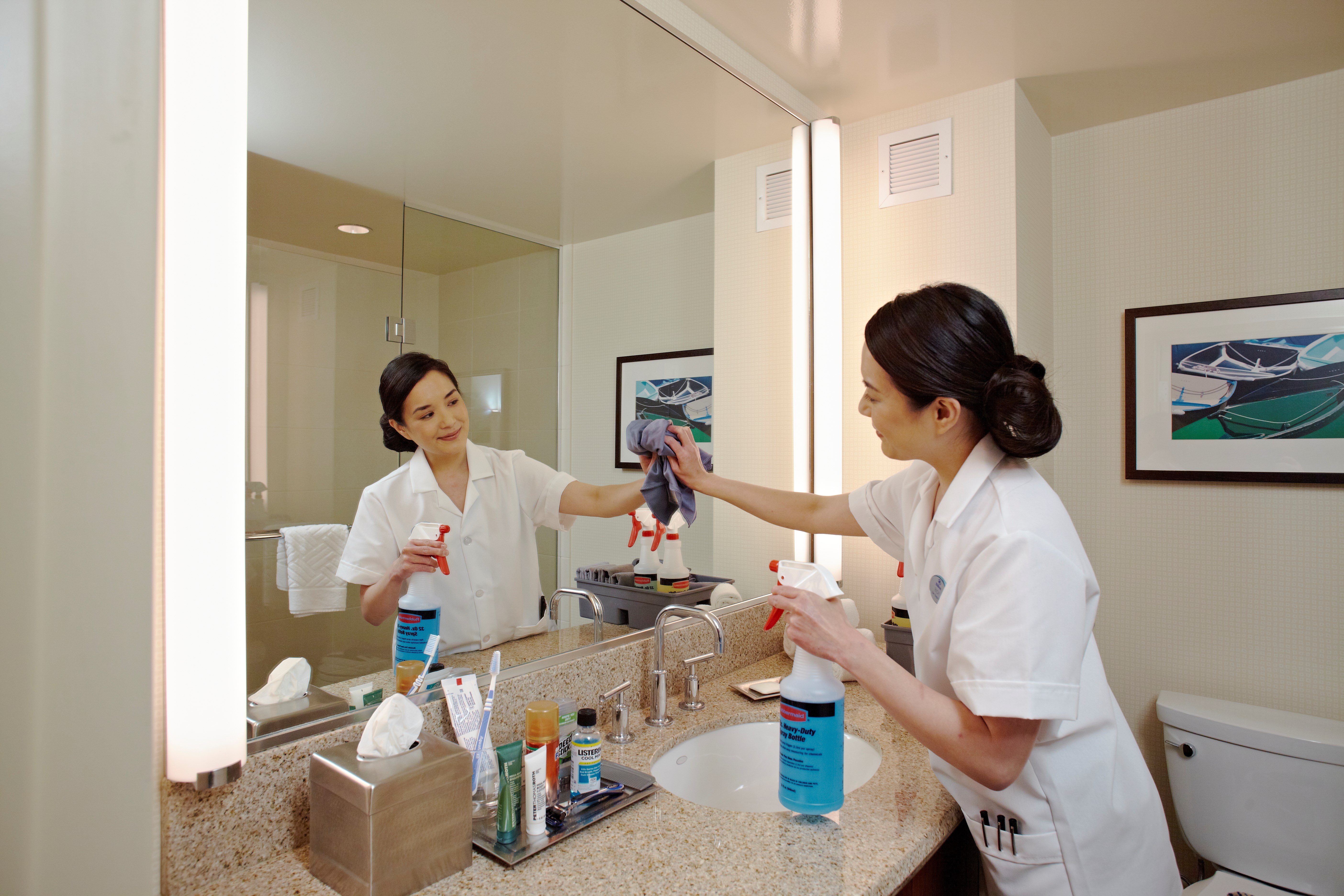 HYGEN™ Mirror and Glass Cloths are designed with premium microfiber construction that leaves no trace of scratches or lint residue behind on glass or mirrored surfaces.