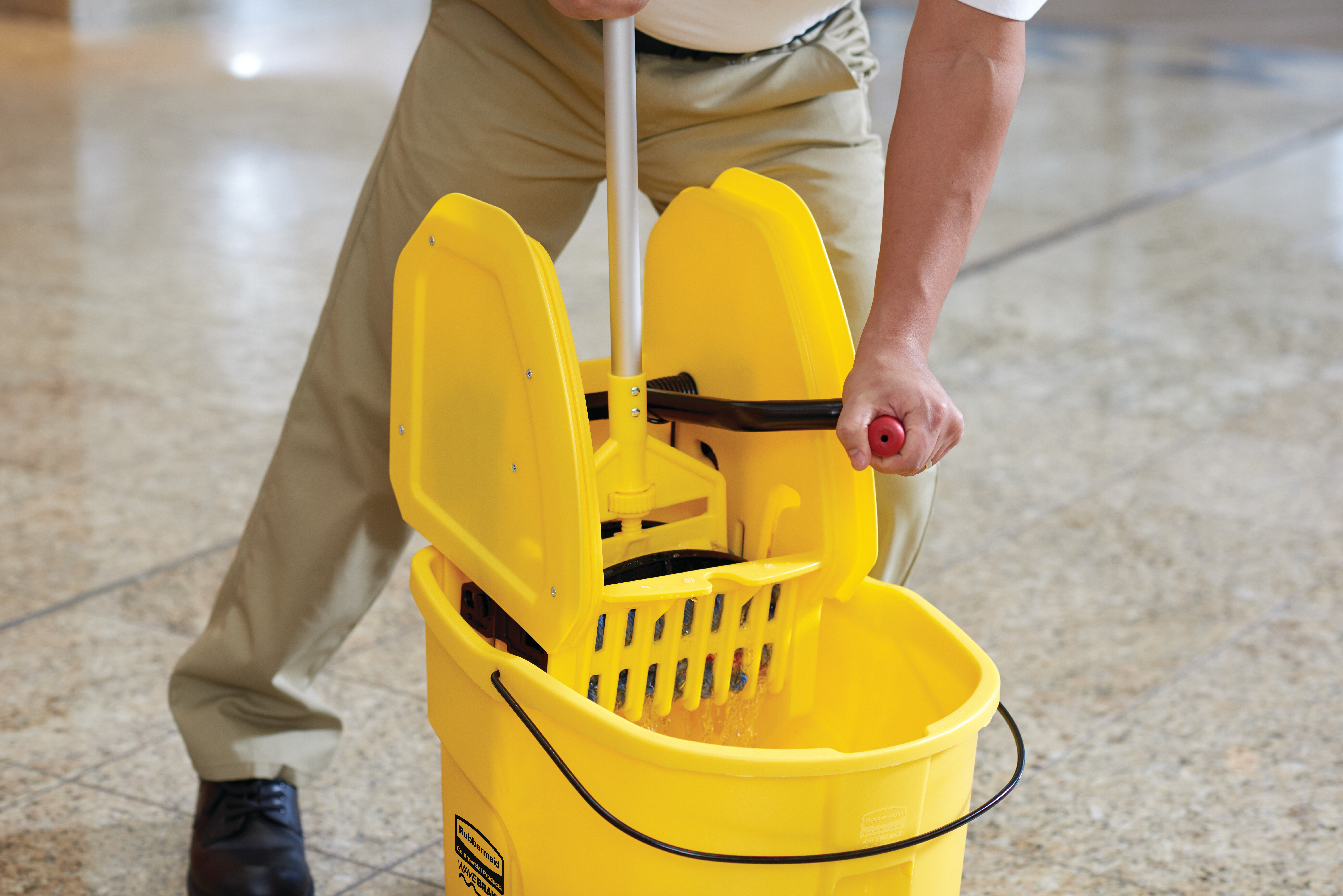 La nuova generazione di WaveBrake® surclassa i secchi per mop tradizionali consentendo di pulire i pavimenti con minore sforzo, maggiore sicurezza e senza rinunciare alla qualità e alla durevolezza.