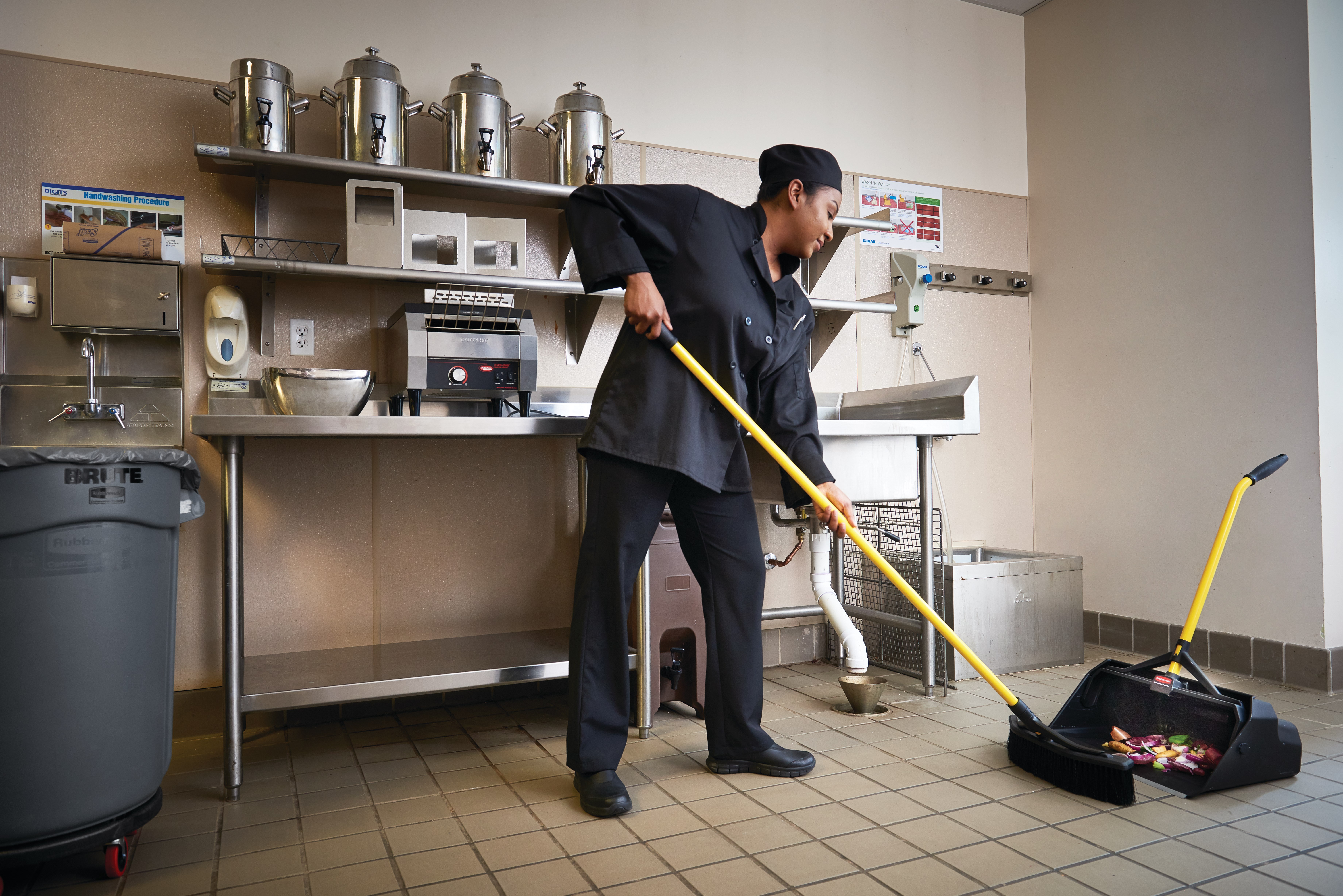 러버메이드 상업용 Maximizer™ 청소 도구는 작업 단계를 줄여 작업 시간을 단축하고 사용자의 수고를 덜어주어 작업자의 시간을 절약할 수 있도록 도와줍니다.  내구성이 뛰어나고 다양한 공용 공간에서 사용할 수 있도록 설계된 Maximizer 청소 도구는 교대 근무 시에도 빠르고 일관된 결과를 제공합니다.