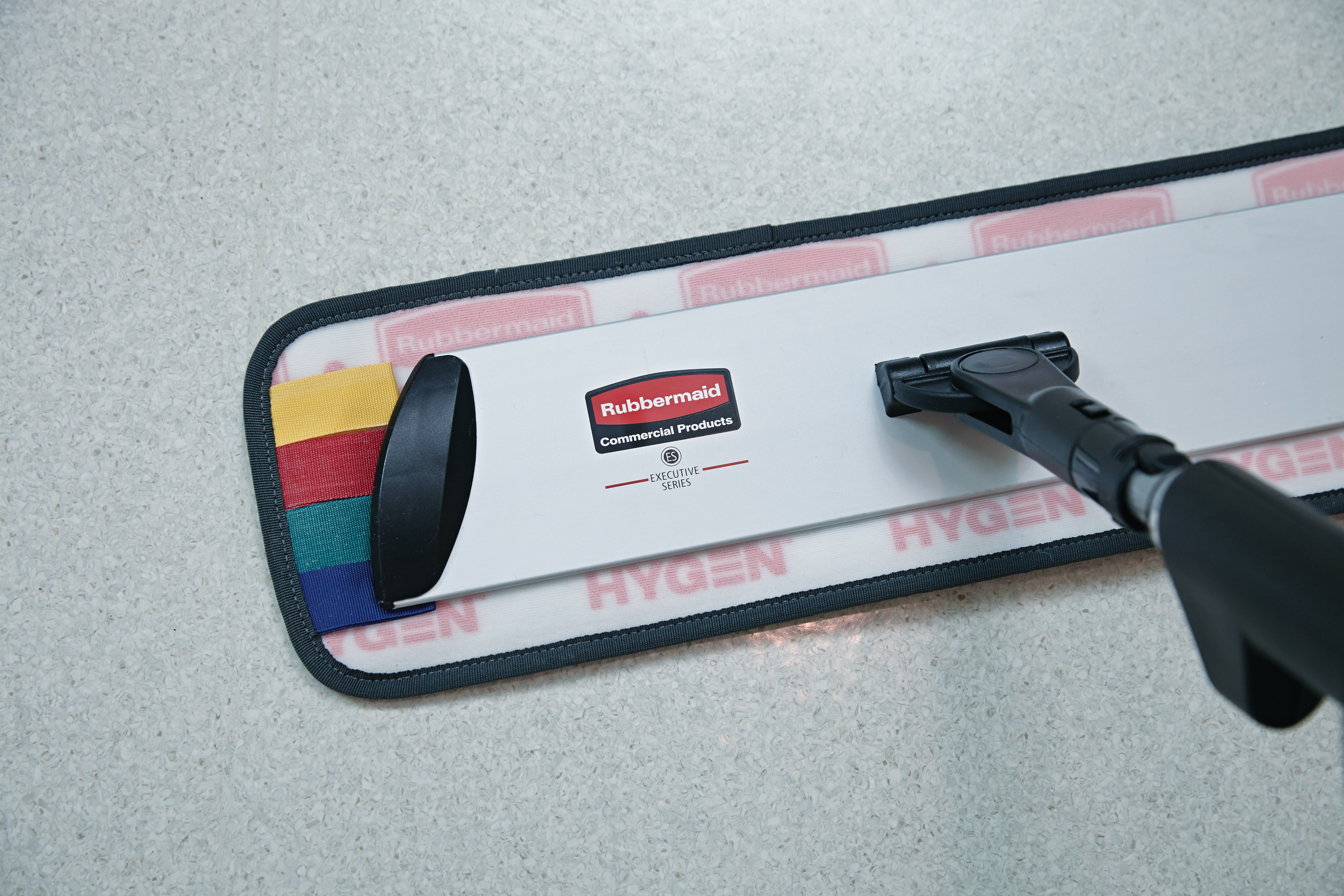 Khung kết nối nhanh HYGEN™ có cấu hình phẳng dễ dàng trượt dưới đồ nội thất và thiết bị. Hình thang cải thiện khả năng vệ sinh ở các góc và các khu vực khó tiếp cận khác bằng cách dễ dàng tiếp cận những không gian cao nhất.