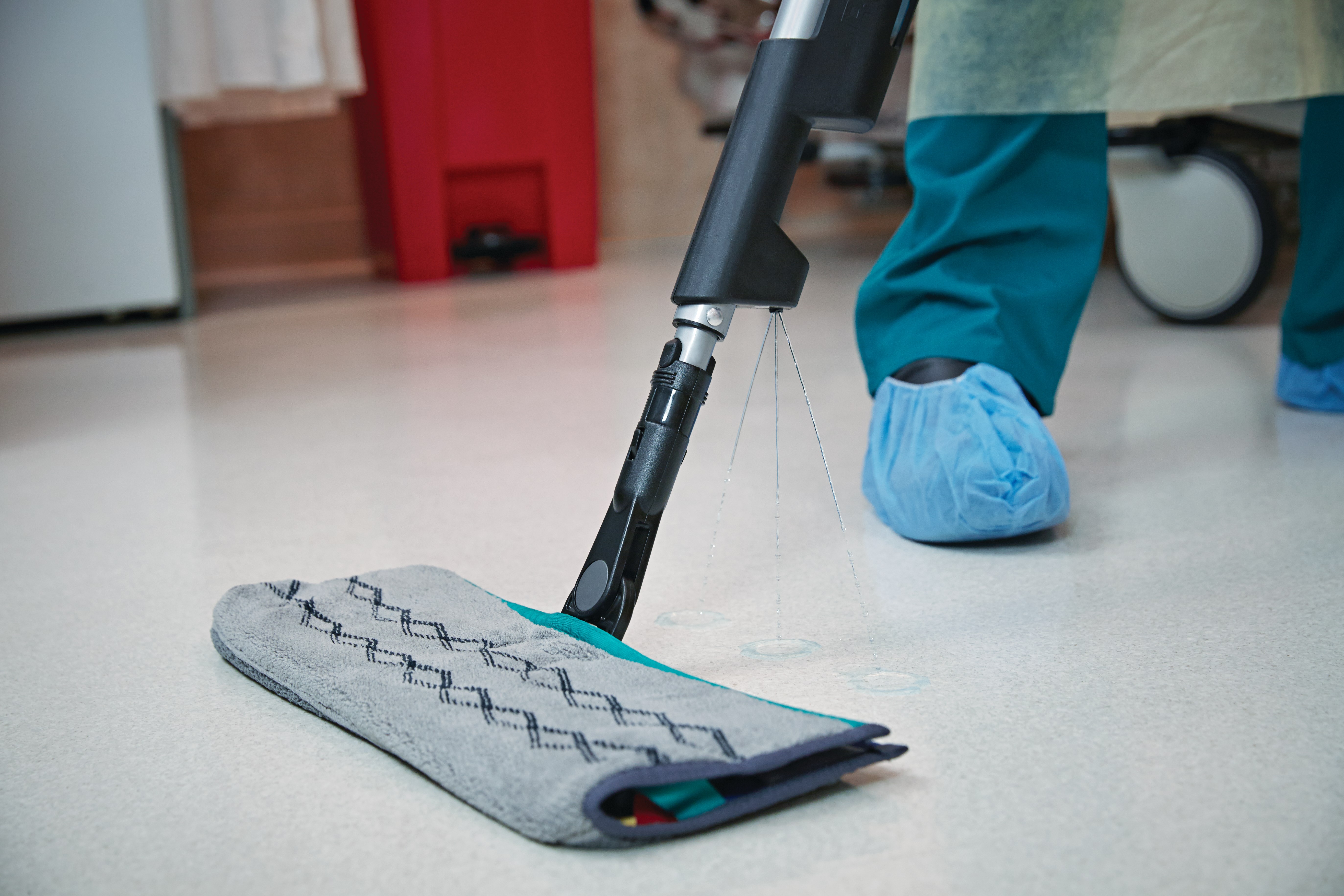 Khung kết nối nhanh HYGEN™ có cấu hình phẳng dễ dàng trượt dưới đồ nội thất và thiết bị. Hình thang cải thiện khả năng vệ sinh ở các góc và các khu vực khó tiếp cận khác bằng cách dễ dàng tiếp cận những không gian cao nhất.