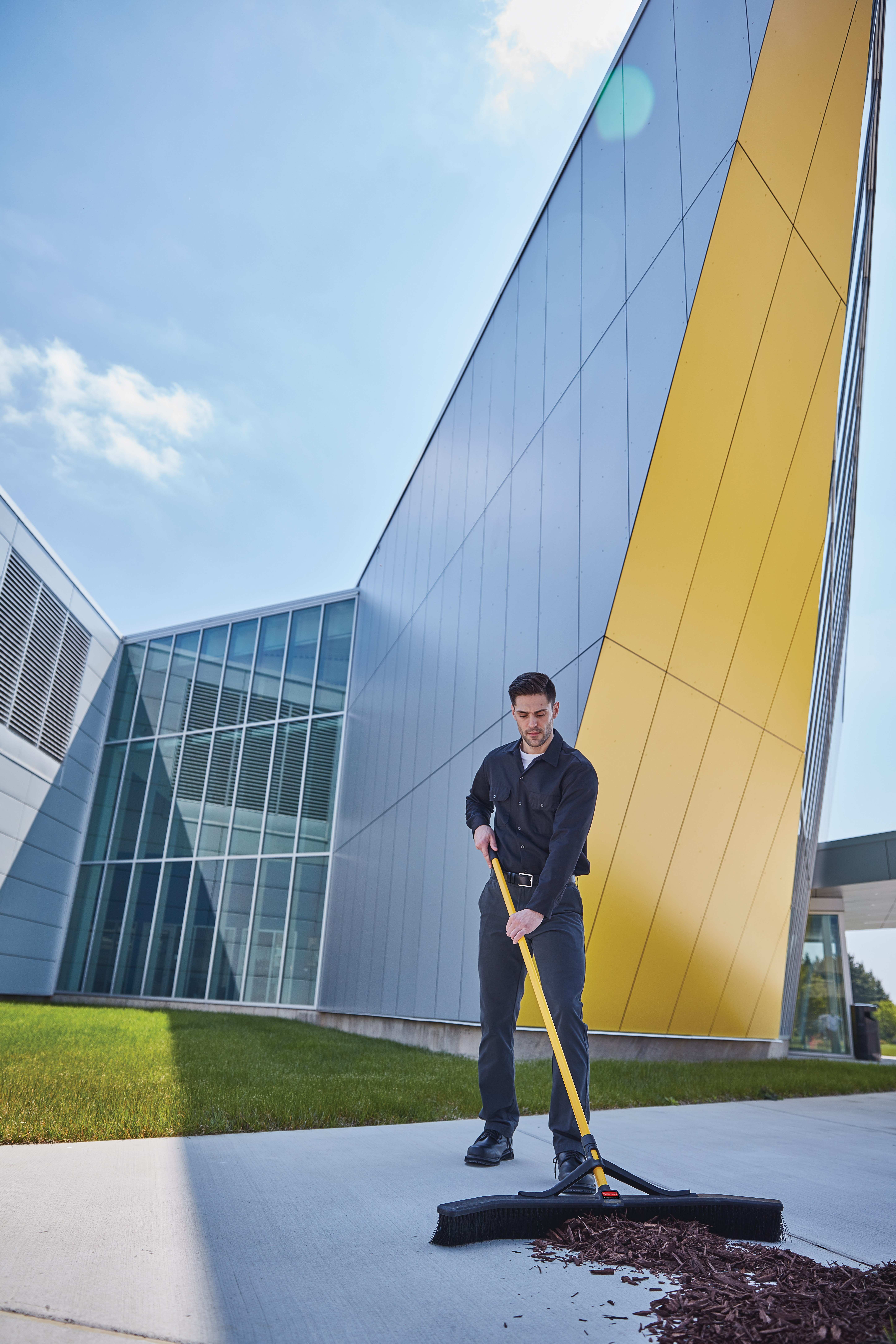 Maximizer™ cleaning tools help workers save time by reducing steps in a task, reducing the time of a step and reducing user effort.  Engineered to last and designed to perform in a variety of common spaces, Maximizer cleaning tools deliver fast, consistent results shift after shift.