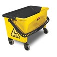 La cubeta de carga Rubbermaid Commercial HYGEN™ con escurridor con prensa permite escurrir fácilmente sin contacto.