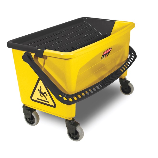 La cubeta de carga Rubbermaid Commercial HYGEN™ con escurridor con prensa permite escurrir fácilmente sin contacto.