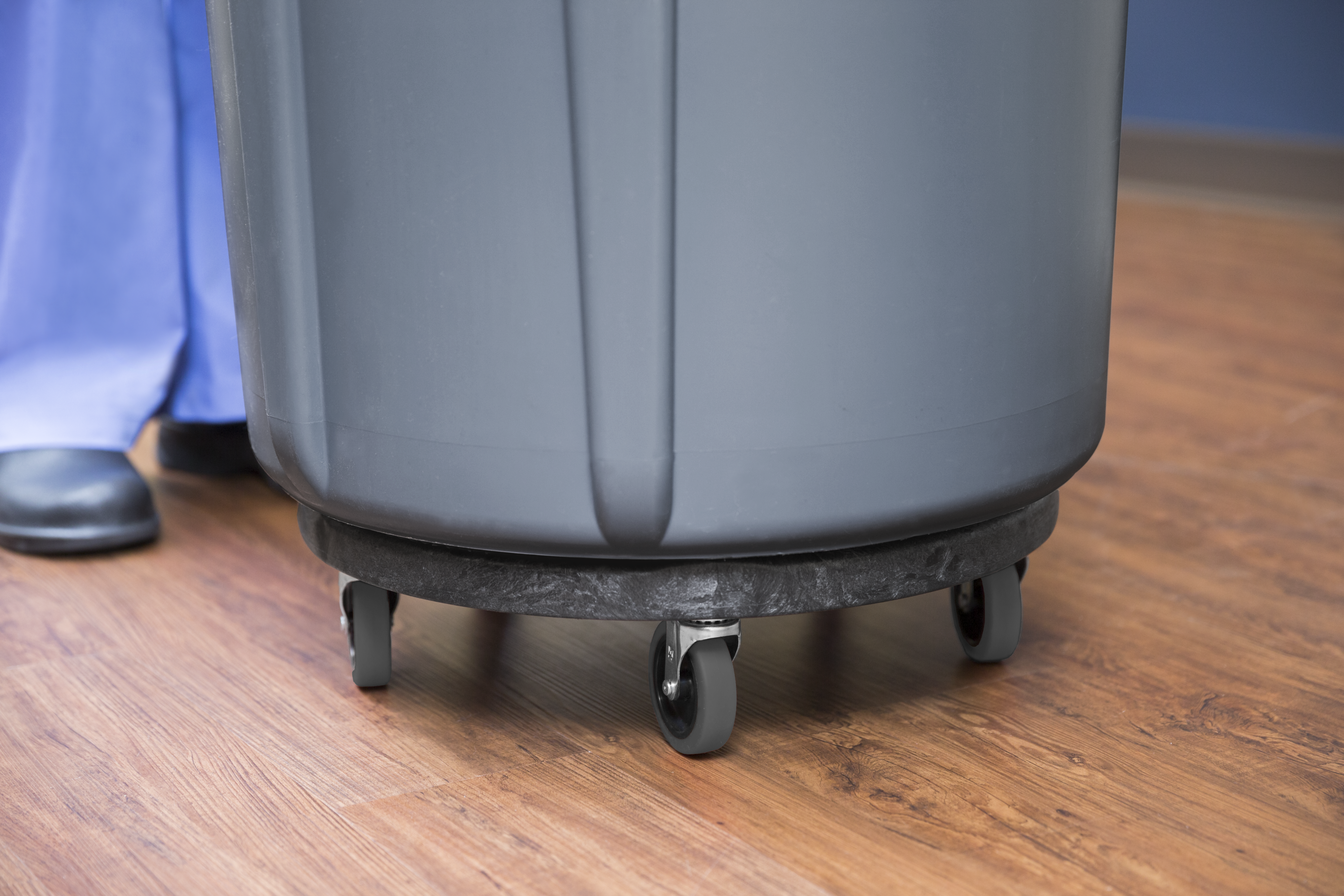 De BRUTE® Dolly van Rubbermaid Commercial biedt eenvoudige mobiliteit en manoeuvreerbaarheid bij het verzamelen en vervoeren van zware ladingen.