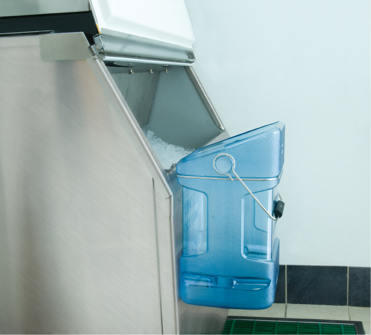 Der Eisbehälter mit Haken-Adapter für Eisbehälter von Rubbermaid Commercial sorgt für einen hygienischen und sicheren Umgang mit Eiswürfeln.