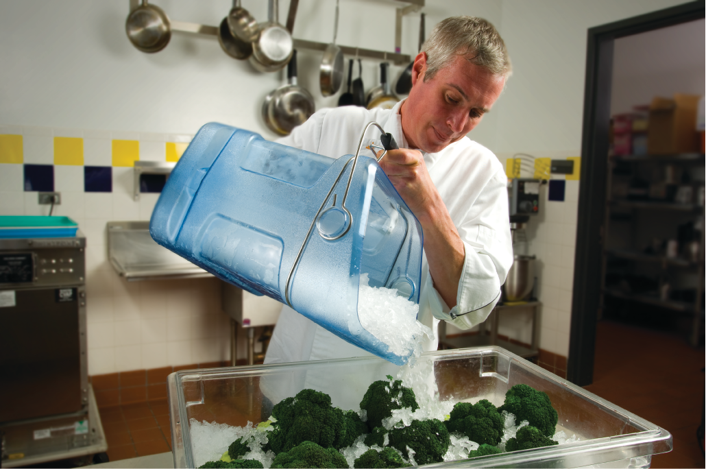 Der Eisbehälter mit Haken-Adapter für Eisbehälter von Rubbermaid Commercial sorgt für einen hygienischen und sicheren Umgang mit Eiswürfeln.