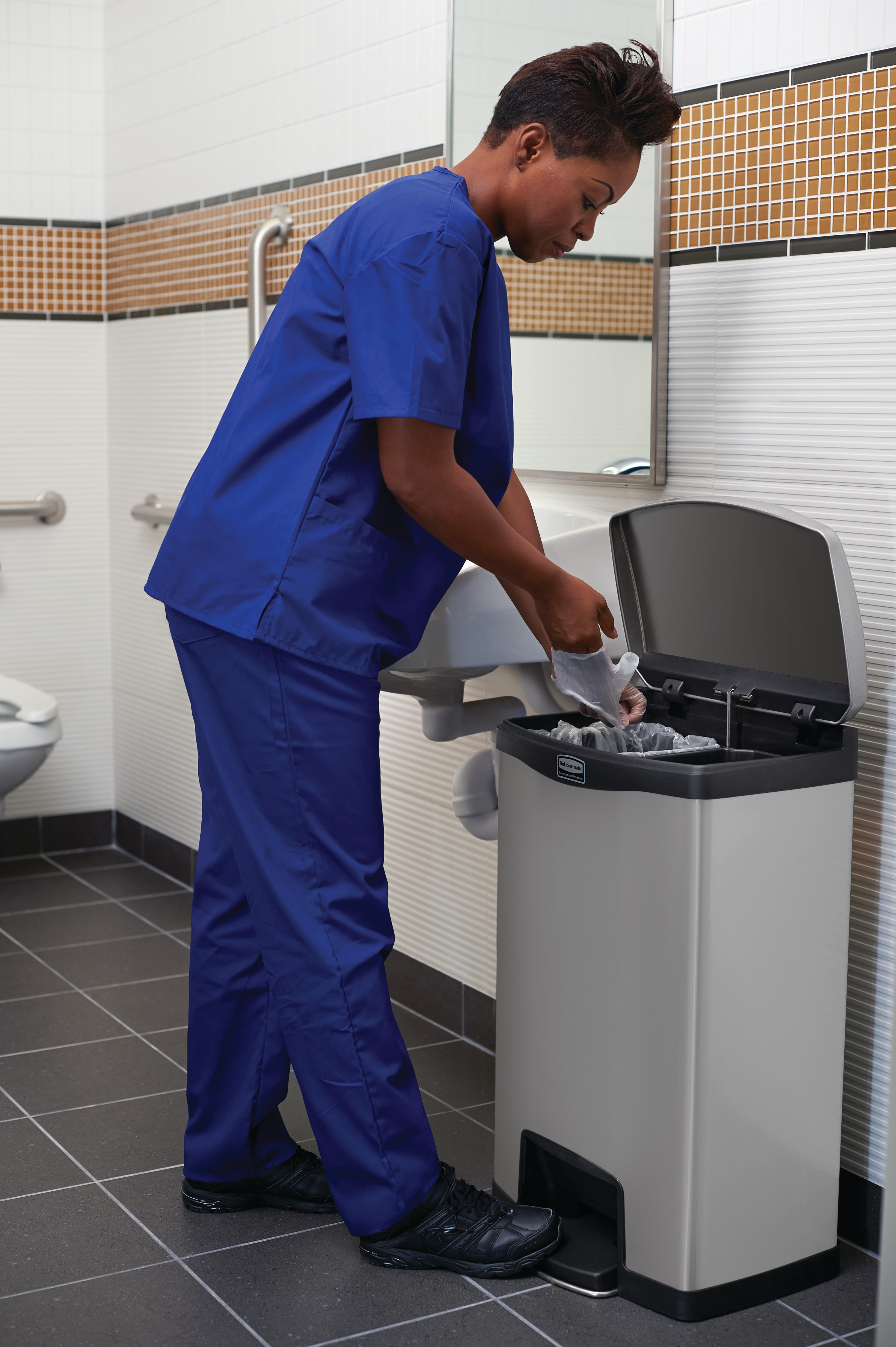 ラバーメイド コマーシャル インプレッションズ™ ステップオンコンテナは、スリムな形状と小さな設置面積が特徴で、狭いスペースにもフィットします。インプレッションズ™ ステップオンコンテナは最高品質の素材で作られており、効率性、安全性、耐久性であらゆる環境のニーズに応えます。