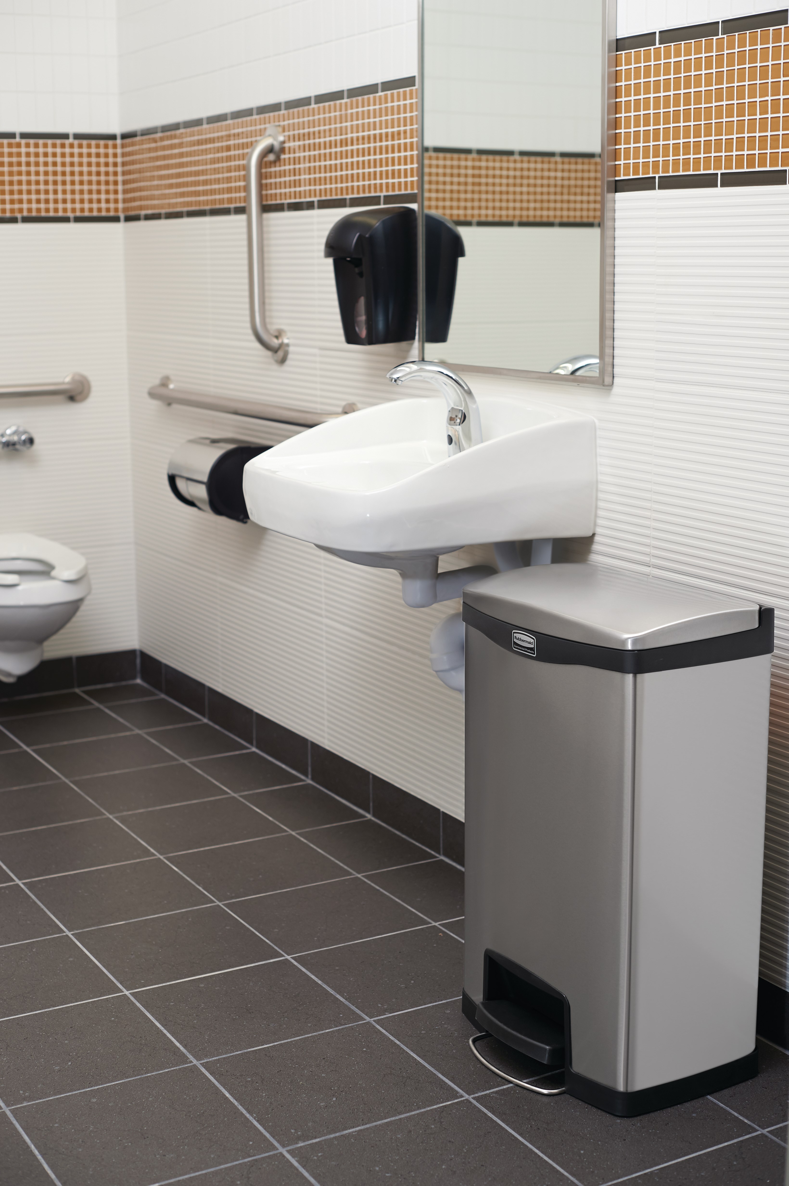 ラバーメイド コマーシャル インプレッションズ™ ステップオンコンテナは、スリムな形状と小さな設置面積が特徴で、狭いスペースにもフィットします。インプレッションズ™ ステップオンコンテナは最高品質の素材で作られており、効率性、安全性、耐久性であらゆる環境のニーズに応えます。